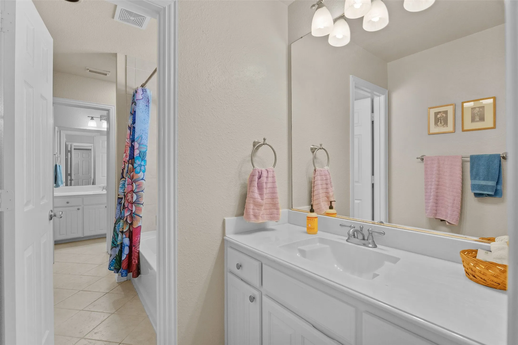 Jack and Jill Bathroom connecting the 2 upstairs bedrooms!