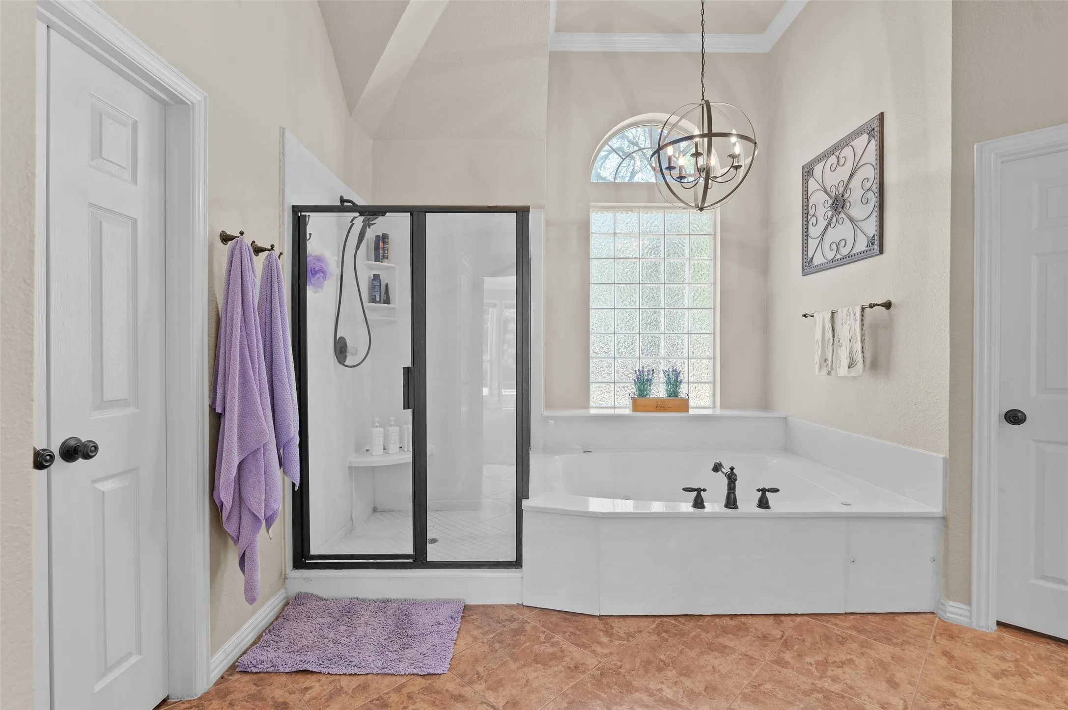 Primary bath with Separate shower and soaking tub!