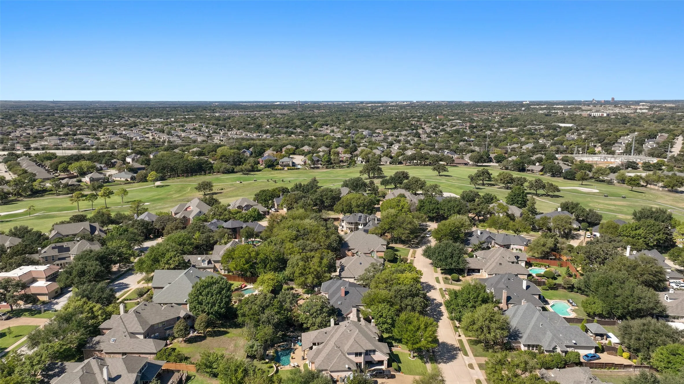 Walking distance to Oakmont Golf course and Elementary/Middle Schools!