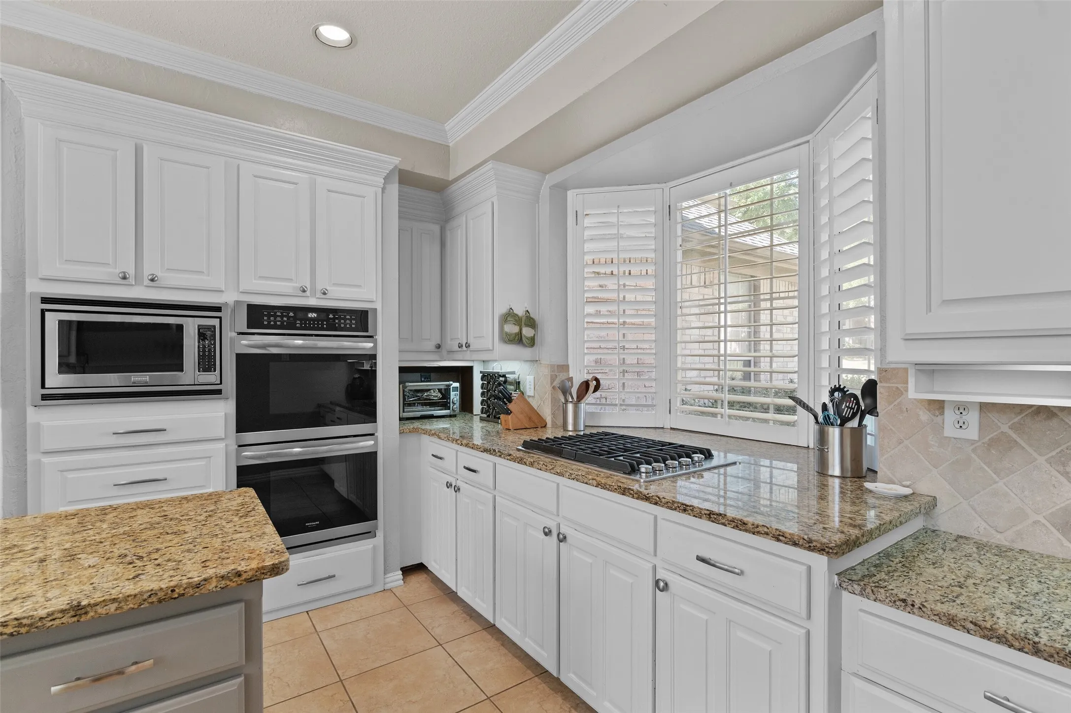 Double Oven and Granite countertops!
