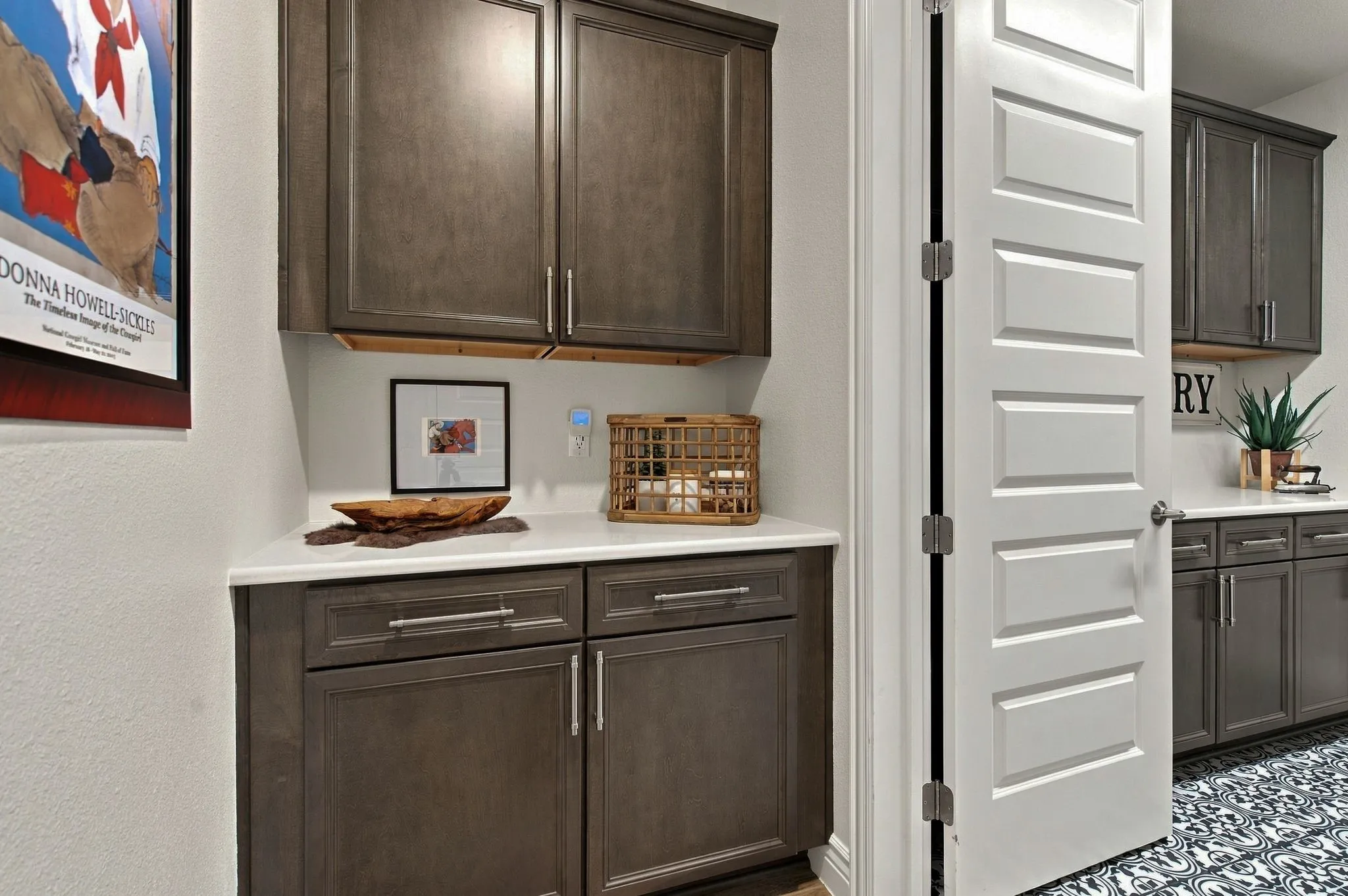 Entry alcove