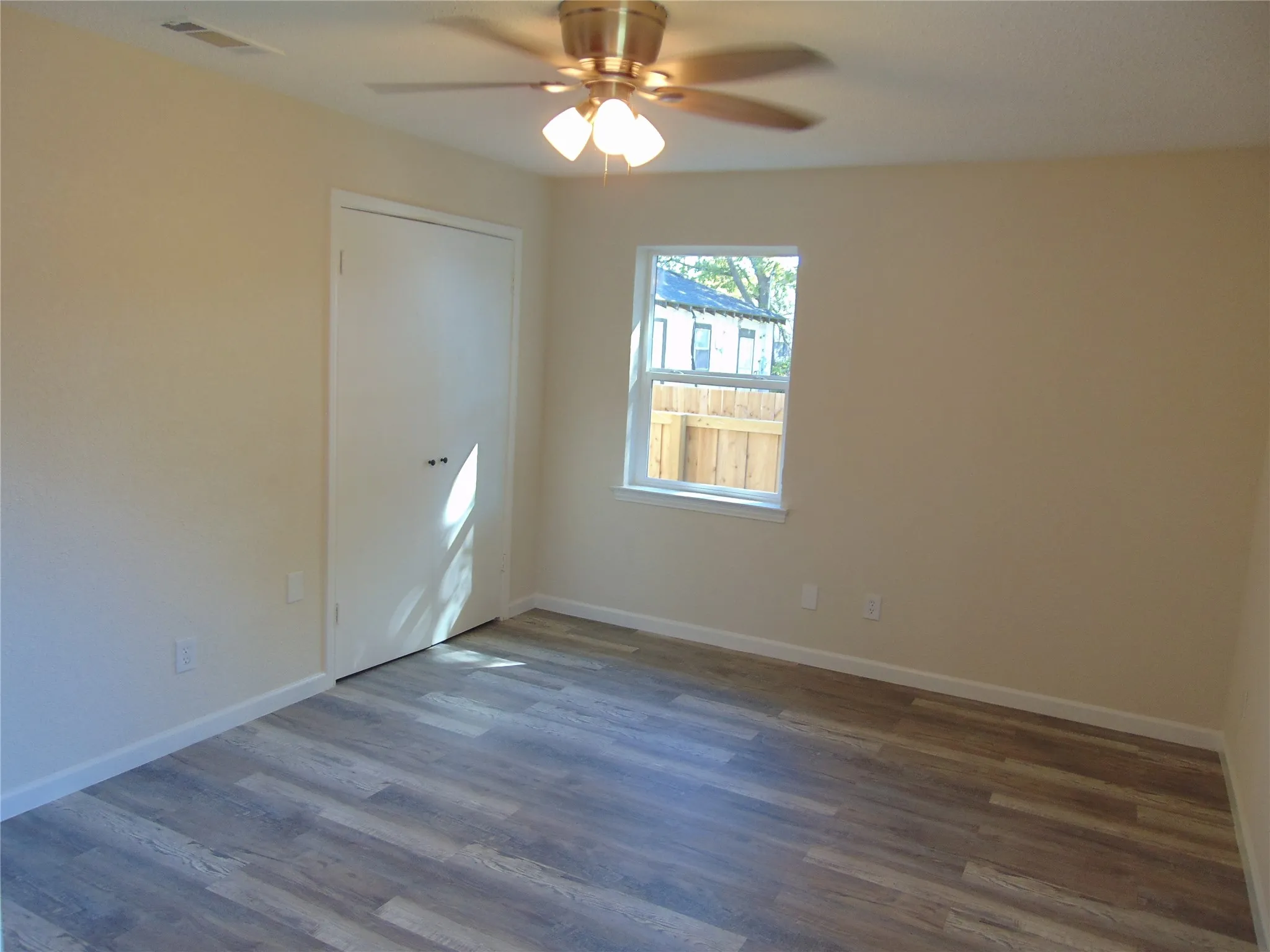 Single Family Residence For Sale in Dallas County , 1741 Oak Hill Circle, Dallas, Texas 75217, 4 Bedroom, 2 Bathroom, Garage spaces, 1,717 Sqft, built in 1964, mls#21408487, Real Estate Agent in Dallas, Homes For Sale in Dallas county, Homes For Sale in Dallas, Realtor in Dallas Texas, Real Estate Brokerage Independent Realty Texas, Luminita Cordes Realtor