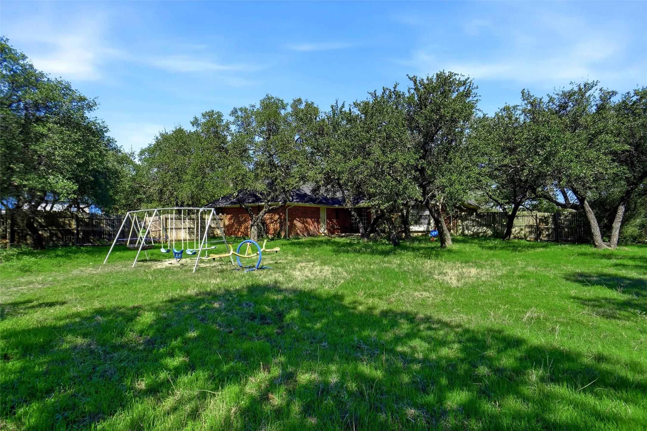Single Family Residence For Sale in Tarrant County , 1556 Woodbee Court, Azle, Texas 76020, 4 Bedroom, 3 Bathroom, 2 Garage spaces, 2,343 Sqft, built in 1987, mls#21419907, Real Estate Agent in Azle, Homes For Sale in Tarrant county, Homes For Sale in Azle, Realtor in Azle Texas, Real Estate Brokerage Independent Realty Texas, Luminita Cordes Realtor