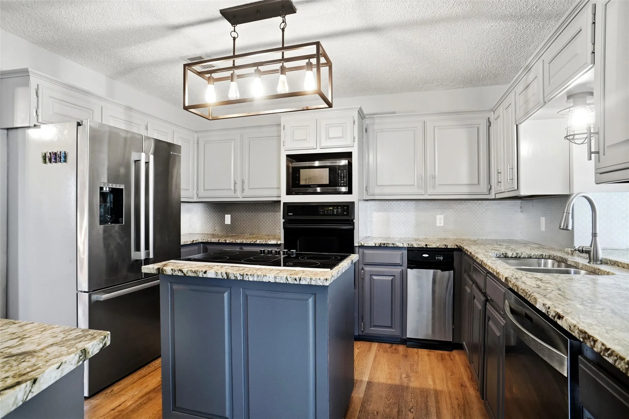 Single Family Residence For Sale in Tarrant County , 1556 Woodbee Court, Azle, Texas 76020, 4 Bedroom, 3 Bathroom, 2 Garage spaces, 2,343 Sqft, built in 1987, mls#21419907, Real Estate Agent in Azle, Homes For Sale in Tarrant county, Homes For Sale in Azle, Realtor in Azle Texas, Real Estate Brokerage Independent Realty Texas, Luminita Cordes Realtor
