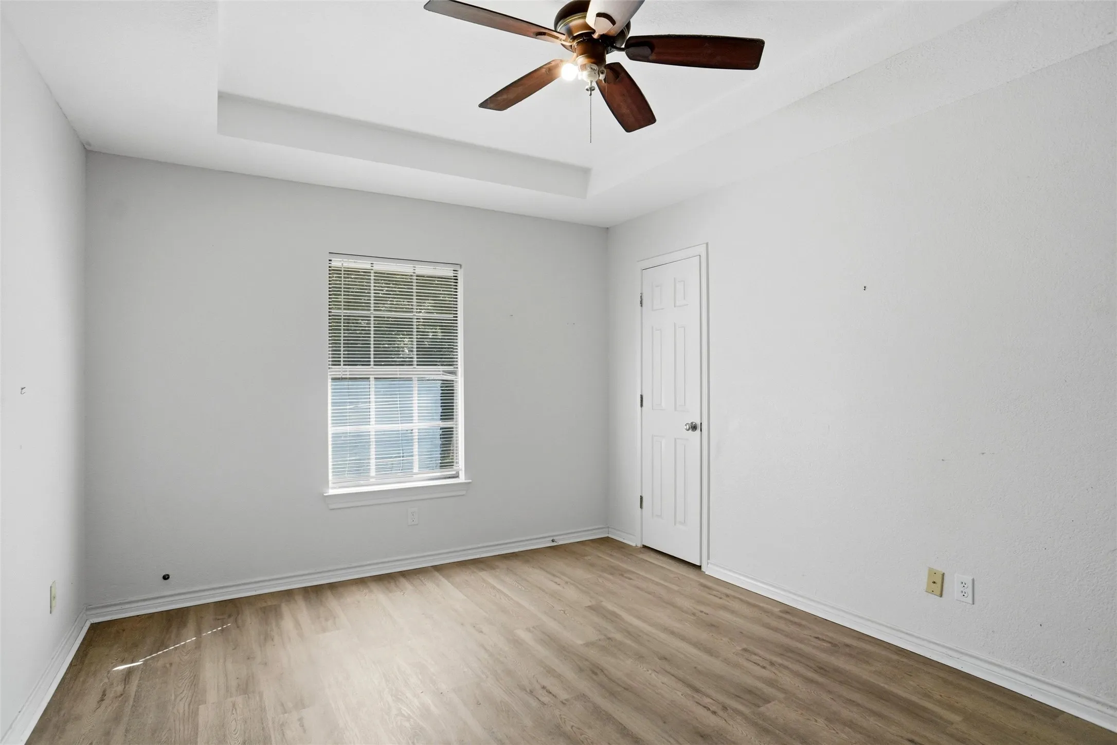 Single Family Residence For Sale in Tarrant County , 1556 Woodbee Court, Azle, Texas 76020, 4 Bedroom, 3 Bathroom, 2 Garage spaces, 2,343 Sqft, built in 1987, mls#21419907, Real Estate Agent in Azle, Homes For Sale in Tarrant county, Homes For Sale in Azle, Realtor in Azle Texas, Real Estate Brokerage Independent Realty Texas, Luminita Cordes Realtor