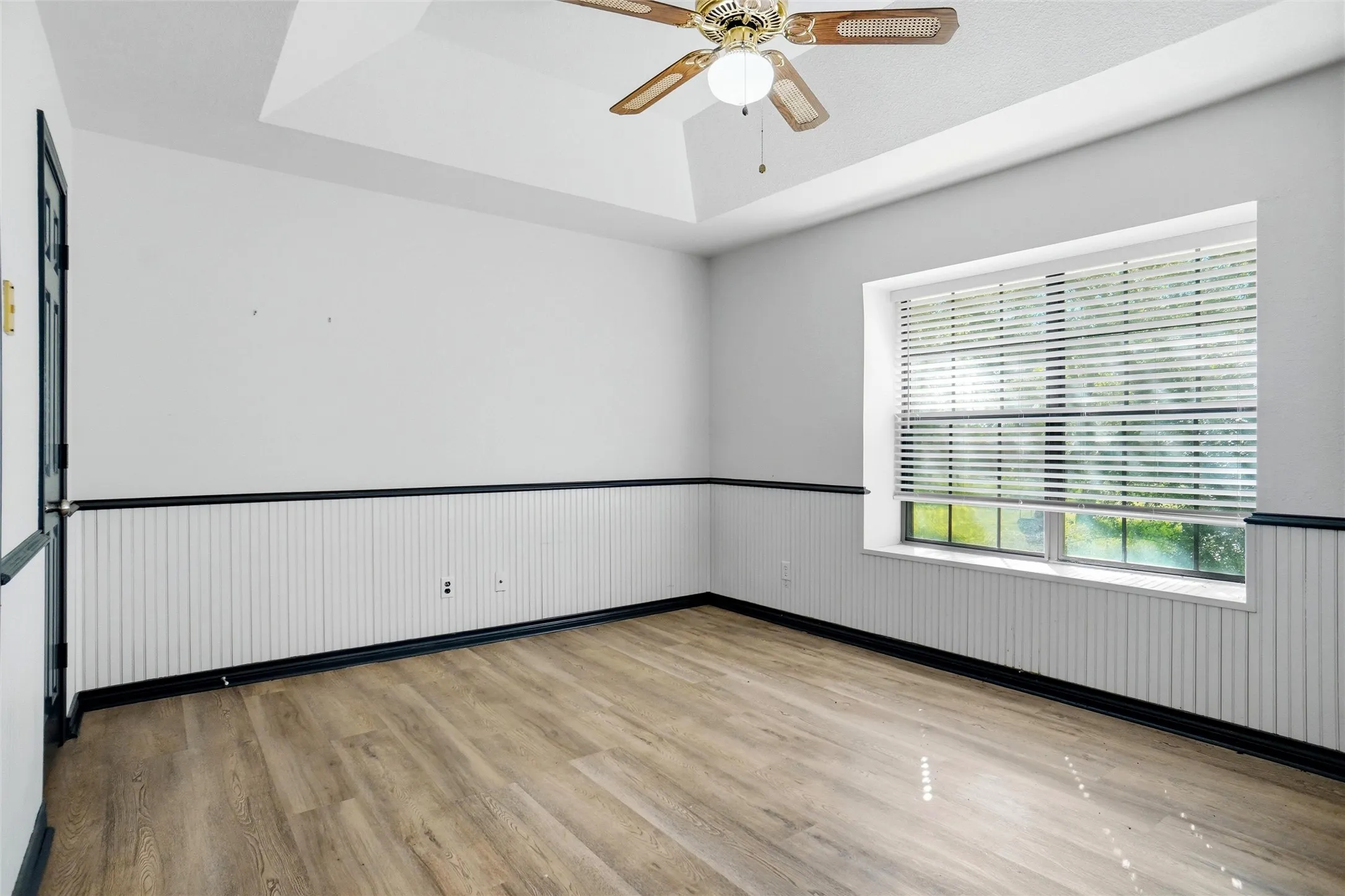 Single Family Residence For Sale in Tarrant County , 1556 Woodbee Court, Azle, Texas 76020, 4 Bedroom, 3 Bathroom, 2 Garage spaces, 2,343 Sqft, built in 1987, mls#21419907, Real Estate Agent in Azle, Homes For Sale in Tarrant county, Homes For Sale in Azle, Realtor in Azle Texas, Real Estate Brokerage Independent Realty Texas, Luminita Cordes Realtor