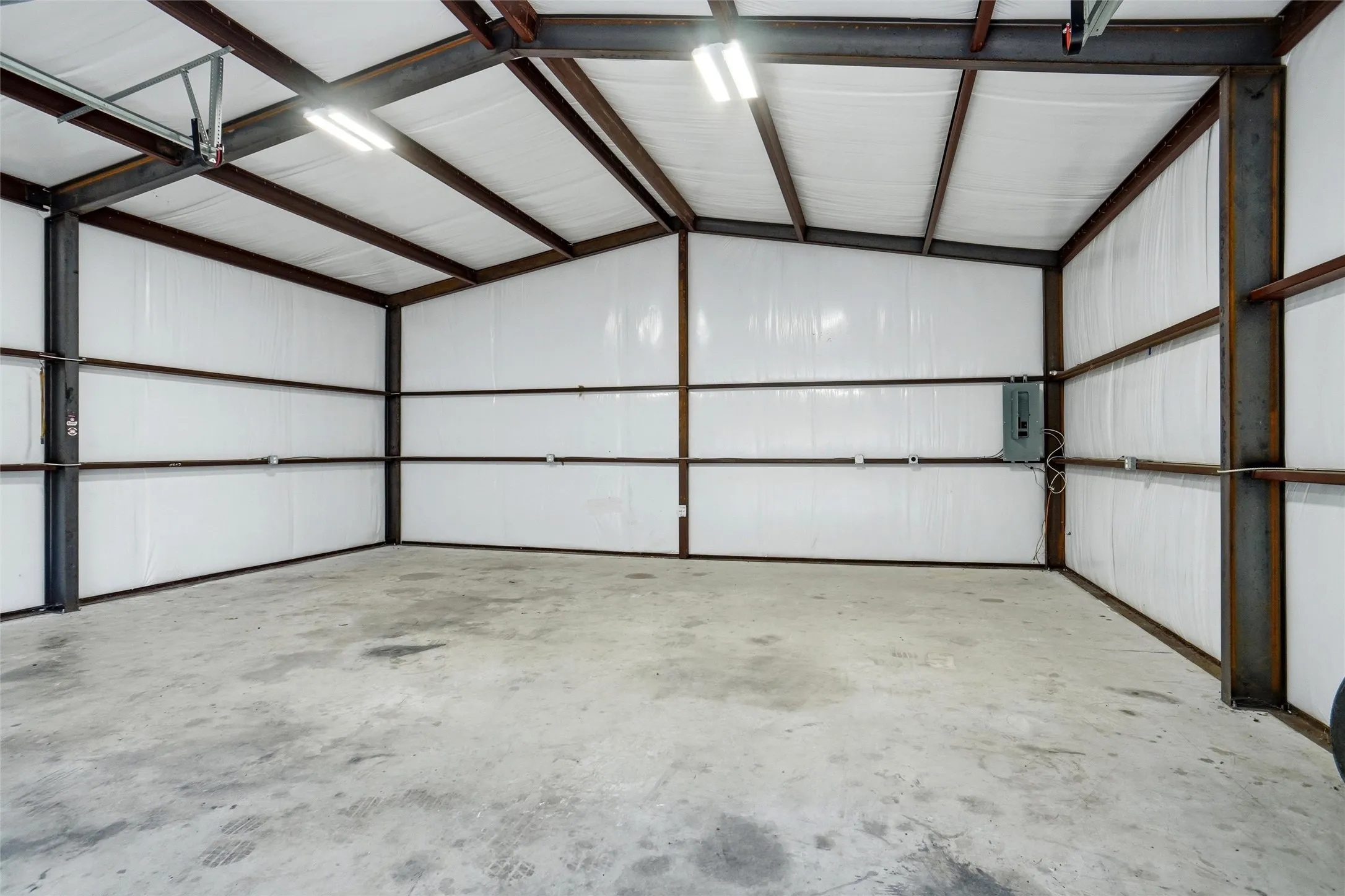 Single Family Residence For Sale in Tarrant County , 1556 Woodbee Court, Azle, Texas 76020, 4 Bedroom, 3 Bathroom, 2 Garage spaces, 2,343 Sqft, built in 1987, mls#21419907, Real Estate Agent in Azle, Homes For Sale in Tarrant county, Homes For Sale in Azle, Realtor in Azle Texas, Real Estate Brokerage Independent Realty Texas, Luminita Cordes Realtor