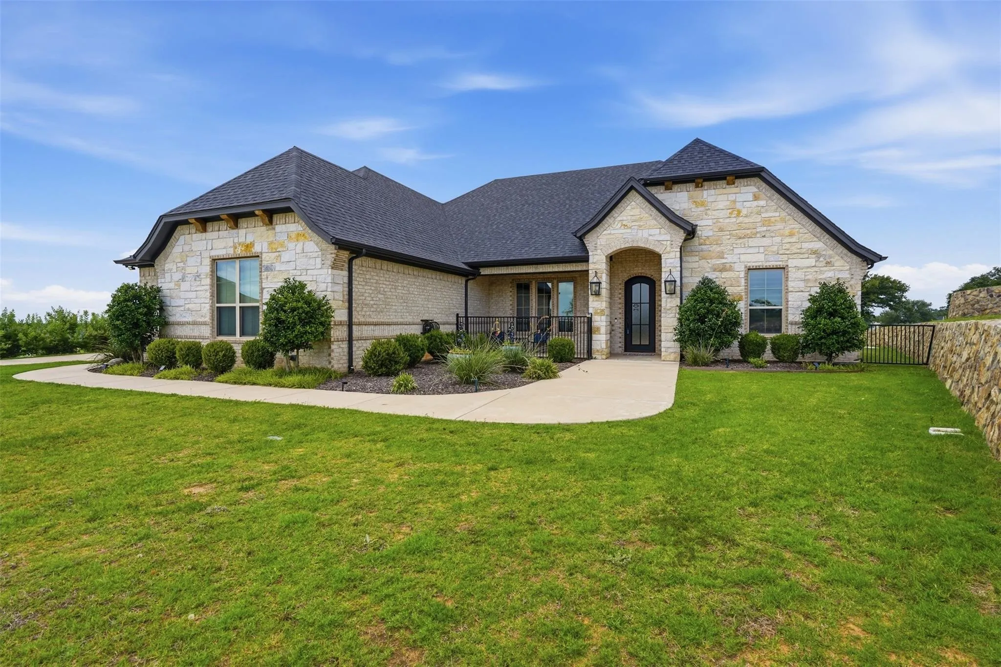 Single Family Residence For Sale in Hood County , 716 Coastal Meadows Court, Granbury, Texas 76049, 4 Bedroom, 3 Bathroom, 3 Garage spaces, 2,898 Sqft, built in 2020, mls#21419931, Real Estate Agent in Granbury, Homes For Sale in Hood county, Homes For Sale in Granbury, Realtor in Granbury Texas, Real Estate Brokerage Independent Realty Texas, Luminita Cordes Realtor