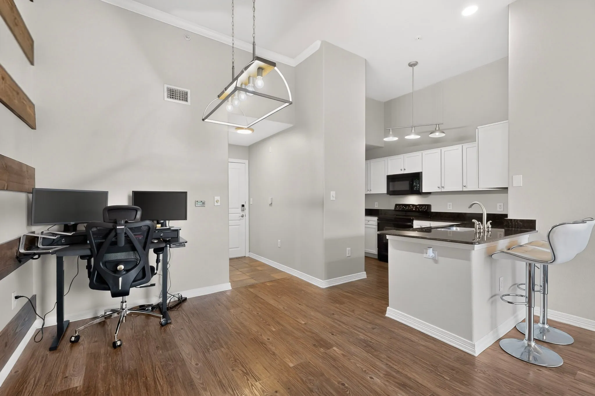 Condominium For Rent in Dallas County , 330 Las Colinas Boulevard E 452, Irving, Texas 75039, 1 Bedroom, 1 Bathroom, 1 Garage spaces, 805 Sqft, built in 2001, mls#21419474, Real Estate Agent in Irving, Homes For Rent in Dallas county, Homes For Rent in Irving, Realtor in Irving Texas, Real Estate Brokerage Independent Realty Texas, Luminita Cordes Realtor