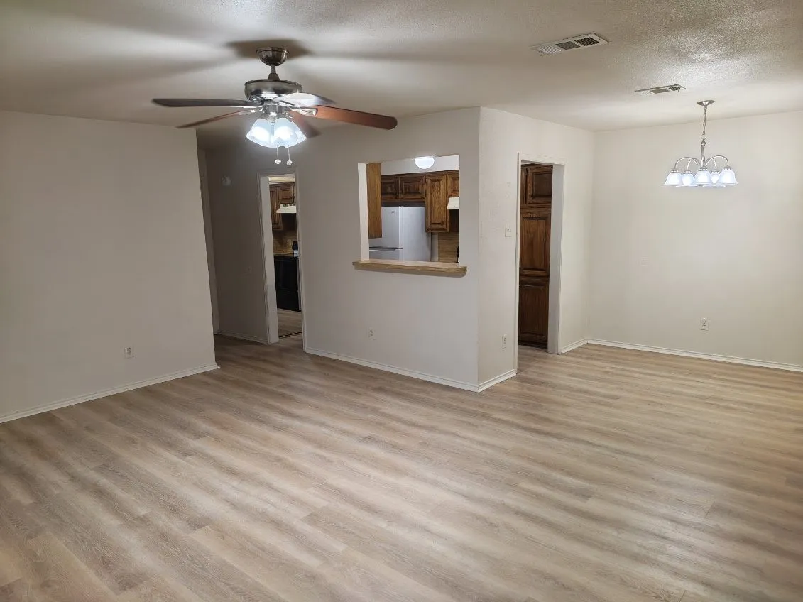 Duplex For Rent in Denton County , 409 Gabe Court, Denton, Texas 76207, 3 Bedroom, 2 Bathroom, 1 Garage spaces, 1,088 Sqft, built in 1983, mls#21419953, Real Estate Agent in Denton, Homes For Rent in Denton county, Homes For Rent in Denton, Realtor in Denton Texas, Real Estate Brokerage Independent Realty Texas, Luminita Cordes Realtor