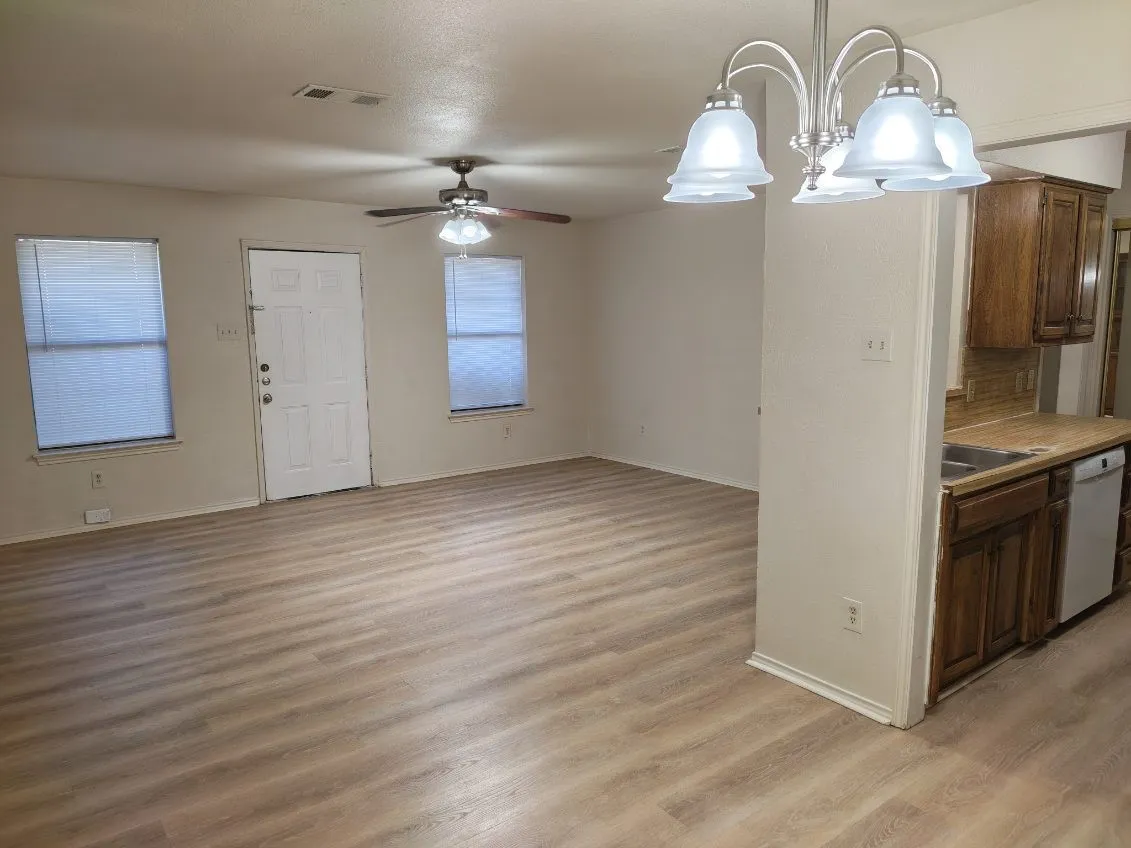 Duplex For Rent in Denton County , 409 Gabe Court, Denton, Texas 76207, 3 Bedroom, 2 Bathroom, 1 Garage spaces, 1,088 Sqft, built in 1983, mls#21419953, Real Estate Agent in Denton, Homes For Rent in Denton county, Homes For Rent in Denton, Realtor in Denton Texas, Real Estate Brokerage Independent Realty Texas, Luminita Cordes Realtor