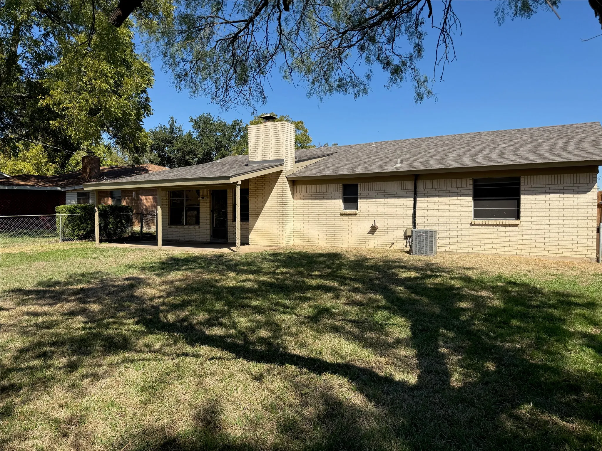 Single Family Residence For Rent in Johnson County , 417 Linda Drive, Burleson, Texas 76028, 4 Bedroom, 2 Bathroom, 2 Garage spaces, 1,422 Sqft, built in 1979, mls#21418731, Real Estate Agent in Burleson, Homes For Rent in Johnson county, Homes For Rent in Burleson, Realtor in Burleson Texas, Real Estate Brokerage Independent Realty Texas, Luminita Cordes Realtor