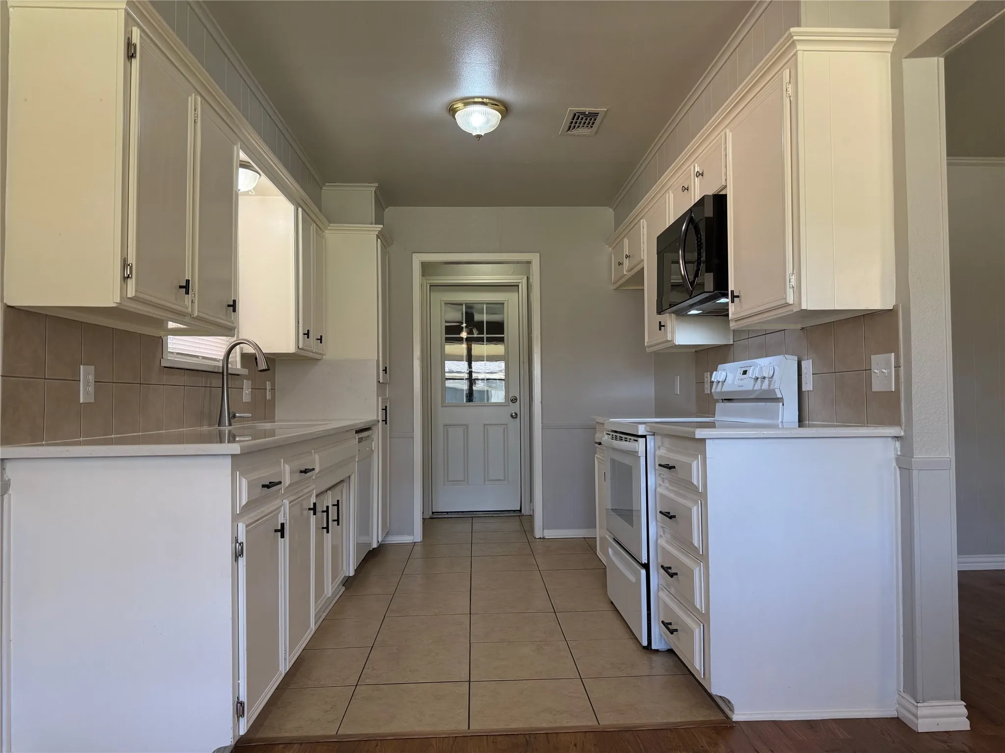 Single Family Residence For Rent in Johnson County , 417 Linda Drive, Burleson, Texas 76028, 4 Bedroom, 2 Bathroom, 2 Garage spaces, 1,422 Sqft, built in 1979, mls#21418731, Real Estate Agent in Burleson, Homes For Rent in Johnson county, Homes For Rent in Burleson, Realtor in Burleson Texas, Real Estate Brokerage Independent Realty Texas, Luminita Cordes Realtor