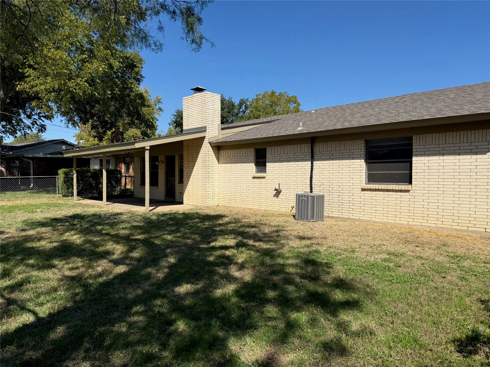 Single Family Residence For Rent in Johnson County , 417 Linda Drive, Burleson, Texas 76028, 4 Bedroom, 2 Bathroom, 2 Garage spaces, 1,422 Sqft, built in 1979, mls#21418731, Real Estate Agent in Burleson, Homes For Rent in Johnson county, Homes For Rent in Burleson, Realtor in Burleson Texas, Real Estate Brokerage Independent Realty Texas, Luminita Cordes Realtor