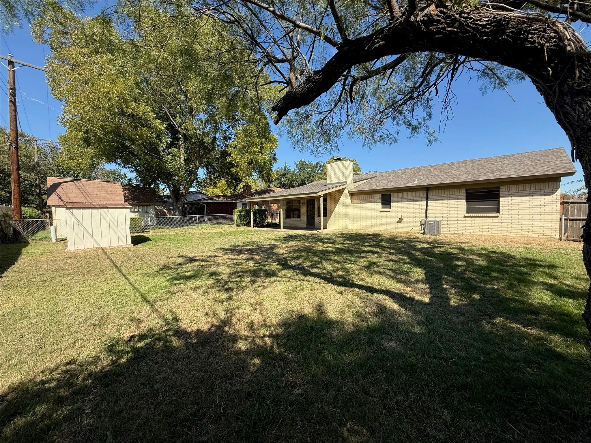 Single Family Residence For Rent in Johnson County , 417 Linda Drive, Burleson, Texas 76028, 4 Bedroom, 2 Bathroom, 2 Garage spaces, 1,422 Sqft, built in 1979, mls#21418731, Real Estate Agent in Burleson, Homes For Rent in Johnson county, Homes For Rent in Burleson, Realtor in Burleson Texas, Real Estate Brokerage Independent Realty Texas, Luminita Cordes Realtor