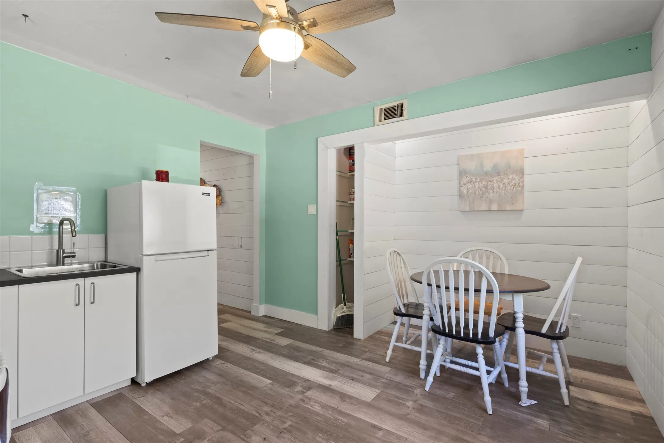Single Family Residence For Sale in Collin County , 206 Watson Drive, Allen, Texas 75002, 5 Bedroom, 3 Bathroom, 2 Garage spaces, 2,649 Sqft, built in 1962, mls#21419729, Real Estate Agent in Allen, Homes For Sale in Collin county, Homes For Sale in Allen, Realtor in Allen Texas, Real Estate Brokerage Independent Realty Texas, Luminita Cordes Realtor