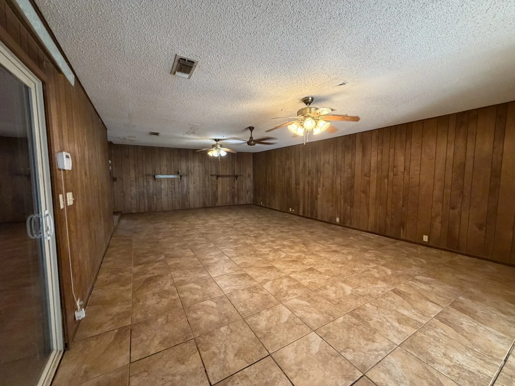 Single Family Residence For Sale in Brown County , 2501 Belmeade Street, Brownwood, Texas 76801, 3 Bedroom, 2 Bathroom, 2 Garage spaces, 1,784 Sqft, built in 1900, mls#21419961, Real Estate Agent in Brownwood, Homes For Sale in Brown county, Homes For Sale in Brownwood, Realtor in Brownwood Texas, Real Estate Brokerage Independent Realty Texas, Luminita Cordes Realtor