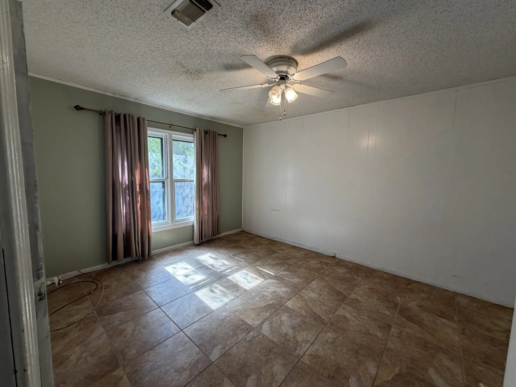 Single Family Residence For Sale in Brown County , 2501 Belmeade Street, Brownwood, Texas 76801, 3 Bedroom, 2 Bathroom, 2 Garage spaces, 1,784 Sqft, built in 1900, mls#21419961, Real Estate Agent in Brownwood, Homes For Sale in Brown county, Homes For Sale in Brownwood, Realtor in Brownwood Texas, Real Estate Brokerage Independent Realty Texas, Luminita Cordes Realtor
