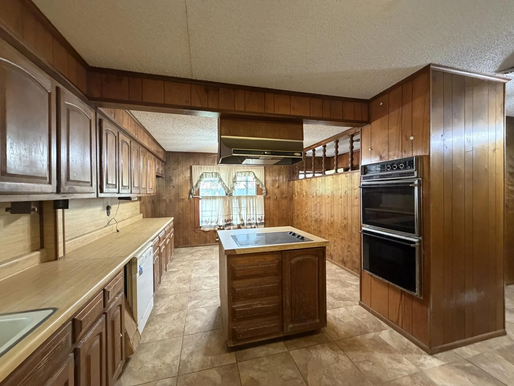 Single Family Residence For Sale in Brown County , 2501 Belmeade Street, Brownwood, Texas 76801, 3 Bedroom, 2 Bathroom, 2 Garage spaces, 1,784 Sqft, built in 1900, mls#21419961, Real Estate Agent in Brownwood, Homes For Sale in Brown county, Homes For Sale in Brownwood, Realtor in Brownwood Texas, Real Estate Brokerage Independent Realty Texas, Luminita Cordes Realtor