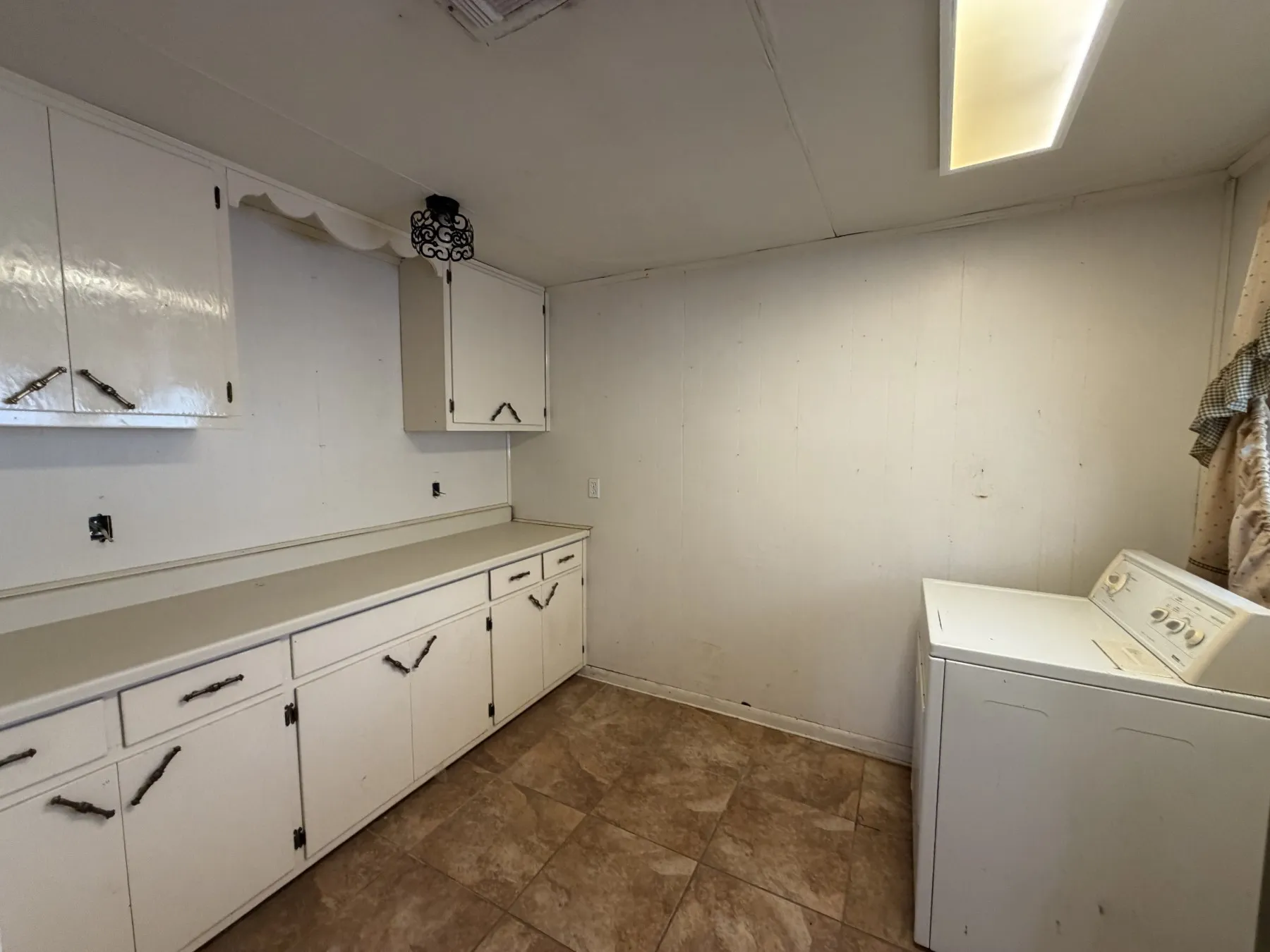 Single Family Residence For Sale in Brown County , 2501 Belmeade Street, Brownwood, Texas 76801, 3 Bedroom, 2 Bathroom, 2 Garage spaces, 1,784 Sqft, built in 1900, mls#21419961, Real Estate Agent in Brownwood, Homes For Sale in Brown county, Homes For Sale in Brownwood, Realtor in Brownwood Texas, Real Estate Brokerage Independent Realty Texas, Luminita Cordes Realtor