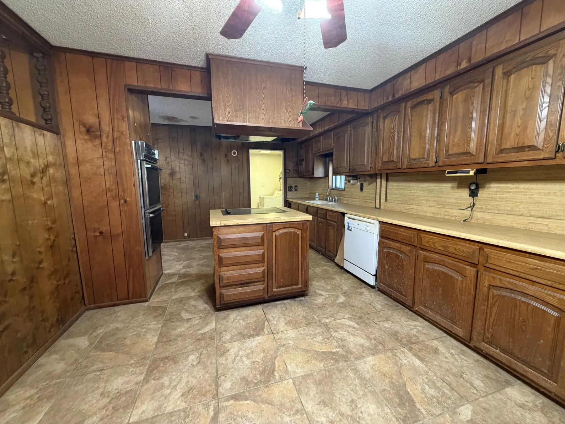 Single Family Residence For Sale in Brown County , 2501 Belmeade Street, Brownwood, Texas 76801, 3 Bedroom, 2 Bathroom, 2 Garage spaces, 1,784 Sqft, built in 1900, mls#21419961, Real Estate Agent in Brownwood, Homes For Sale in Brown county, Homes For Sale in Brownwood, Realtor in Brownwood Texas, Real Estate Brokerage Independent Realty Texas, Luminita Cordes Realtor