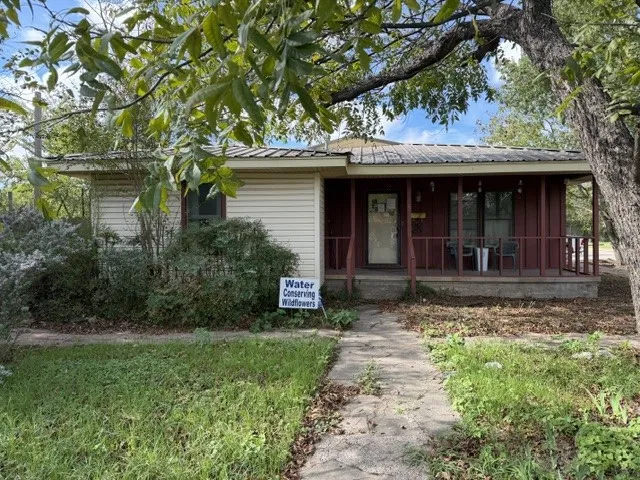Single Family Residence For Sale in Brown County , 2501 Belmeade Street, Brownwood, Texas 76801, 3 Bedroom, 2 Bathroom, 2 Garage spaces, 1,784 Sqft, built in 1900, mls#21419961, Real Estate Agent in Brownwood, Homes For Sale in Brown county, Homes For Sale in Brownwood, Realtor in Brownwood Texas, Real Estate Brokerage Independent Realty Texas, Luminita Cordes Realtor