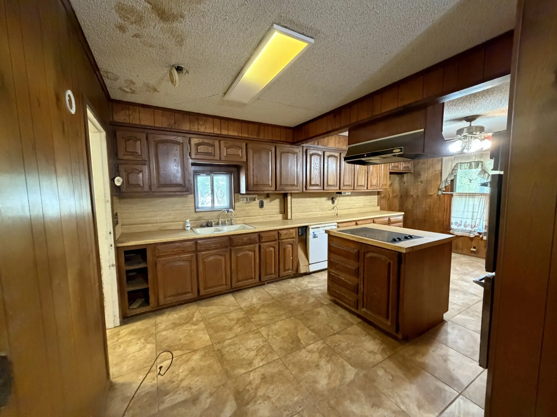Single Family Residence For Sale in Brown County , 2501 Belmeade Street, Brownwood, Texas 76801, 3 Bedroom, 2 Bathroom, 2 Garage spaces, 1,784 Sqft, built in 1900, mls#21419961, Real Estate Agent in Brownwood, Homes For Sale in Brown county, Homes For Sale in Brownwood, Realtor in Brownwood Texas, Real Estate Brokerage Independent Realty Texas, Luminita Cordes Realtor