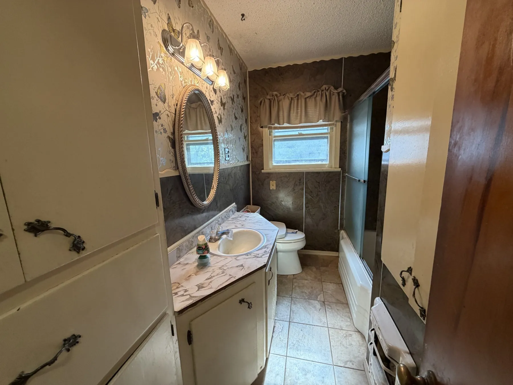 Single Family Residence For Sale in Brown County , 2501 Belmeade Street, Brownwood, Texas 76801, 3 Bedroom, 2 Bathroom, 2 Garage spaces, 1,784 Sqft, built in 1900, mls#21419961, Real Estate Agent in Brownwood, Homes For Sale in Brown county, Homes For Sale in Brownwood, Realtor in Brownwood Texas, Real Estate Brokerage Independent Realty Texas, Luminita Cordes Realtor