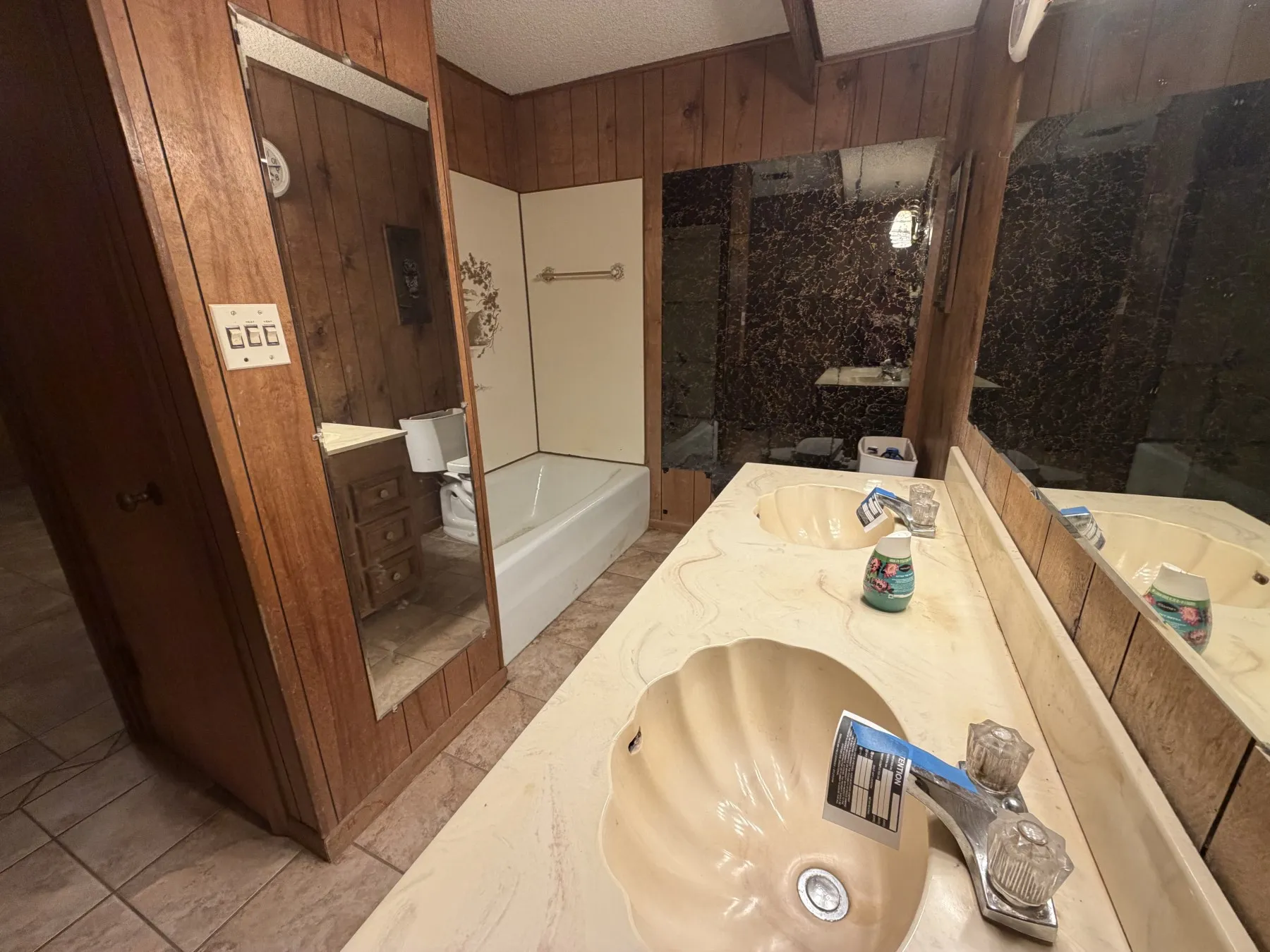 Single Family Residence For Sale in Brown County , 2501 Belmeade Street, Brownwood, Texas 76801, 3 Bedroom, 2 Bathroom, 2 Garage spaces, 1,784 Sqft, built in 1900, mls#21419961, Real Estate Agent in Brownwood, Homes For Sale in Brown county, Homes For Sale in Brownwood, Realtor in Brownwood Texas, Real Estate Brokerage Independent Realty Texas, Luminita Cordes Realtor