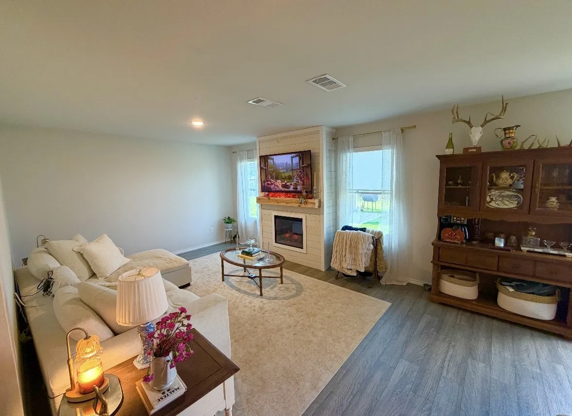 SPACIOUS LIVING AREA