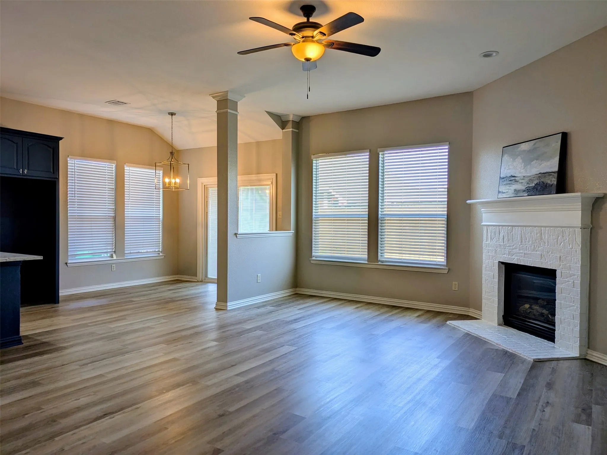 Living and Breakfast area