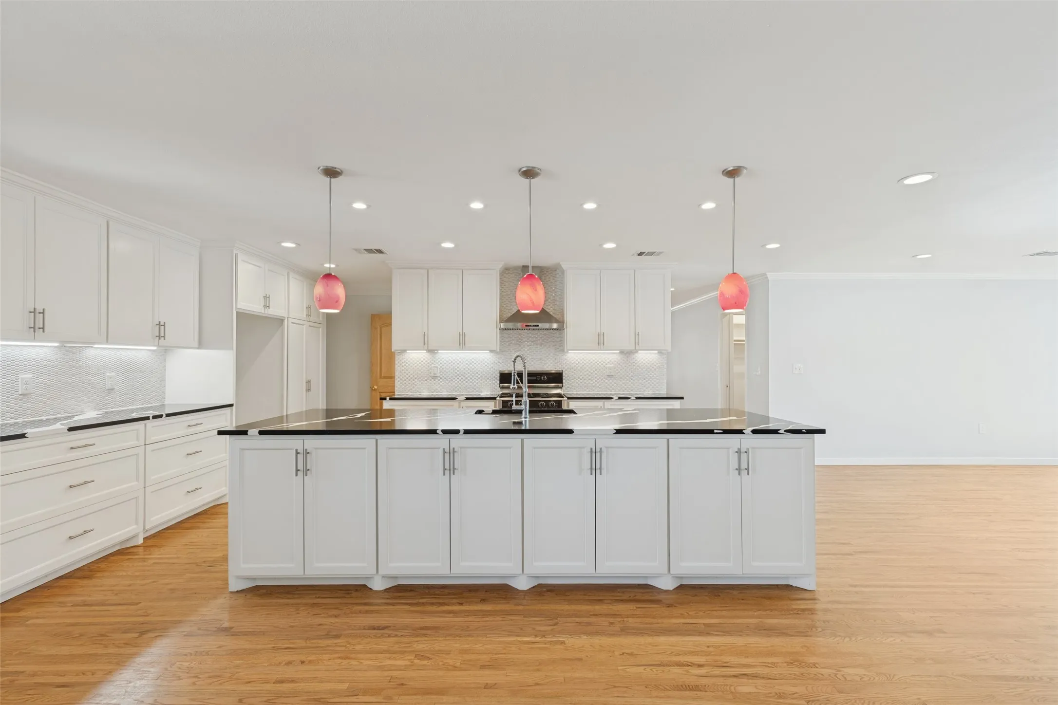 Single Family Residence For Sale in Dallas County , 541 Woolsey Drive, Dallas, Texas 75224, 4 Bedroom, 3 Bathroom, 1 Garage spaces, 2,686 Sqft, built in 1953, mls#21419753, Real Estate Agent in Dallas, Homes For Sale in Dallas county, Homes For Sale in Dallas, Realtor in Dallas Texas, Real Estate Brokerage Independent Realty Texas, Luminita Cordes Realtor