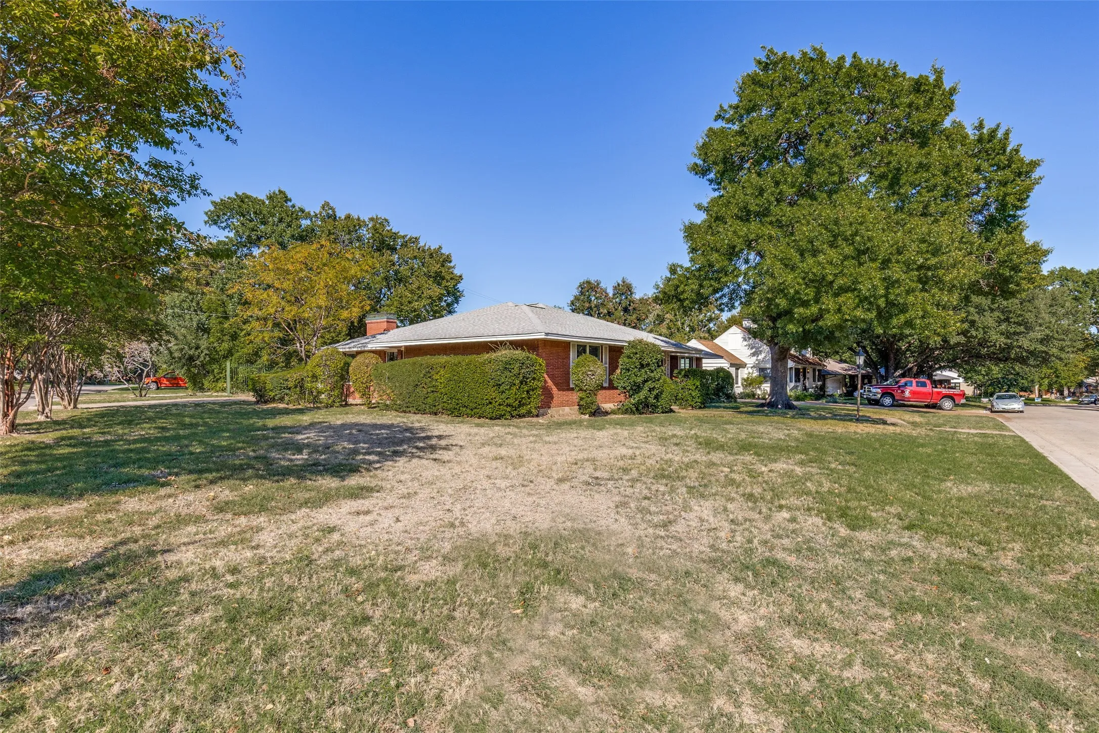 Single Family Residence For Sale in Dallas County , 541 Woolsey Drive, Dallas, Texas 75224, 4 Bedroom, 3 Bathroom, 1 Garage spaces, 2,686 Sqft, built in 1953, mls#21419753, Real Estate Agent in Dallas, Homes For Sale in Dallas county, Homes For Sale in Dallas, Realtor in Dallas Texas, Real Estate Brokerage Independent Realty Texas, Luminita Cordes Realtor