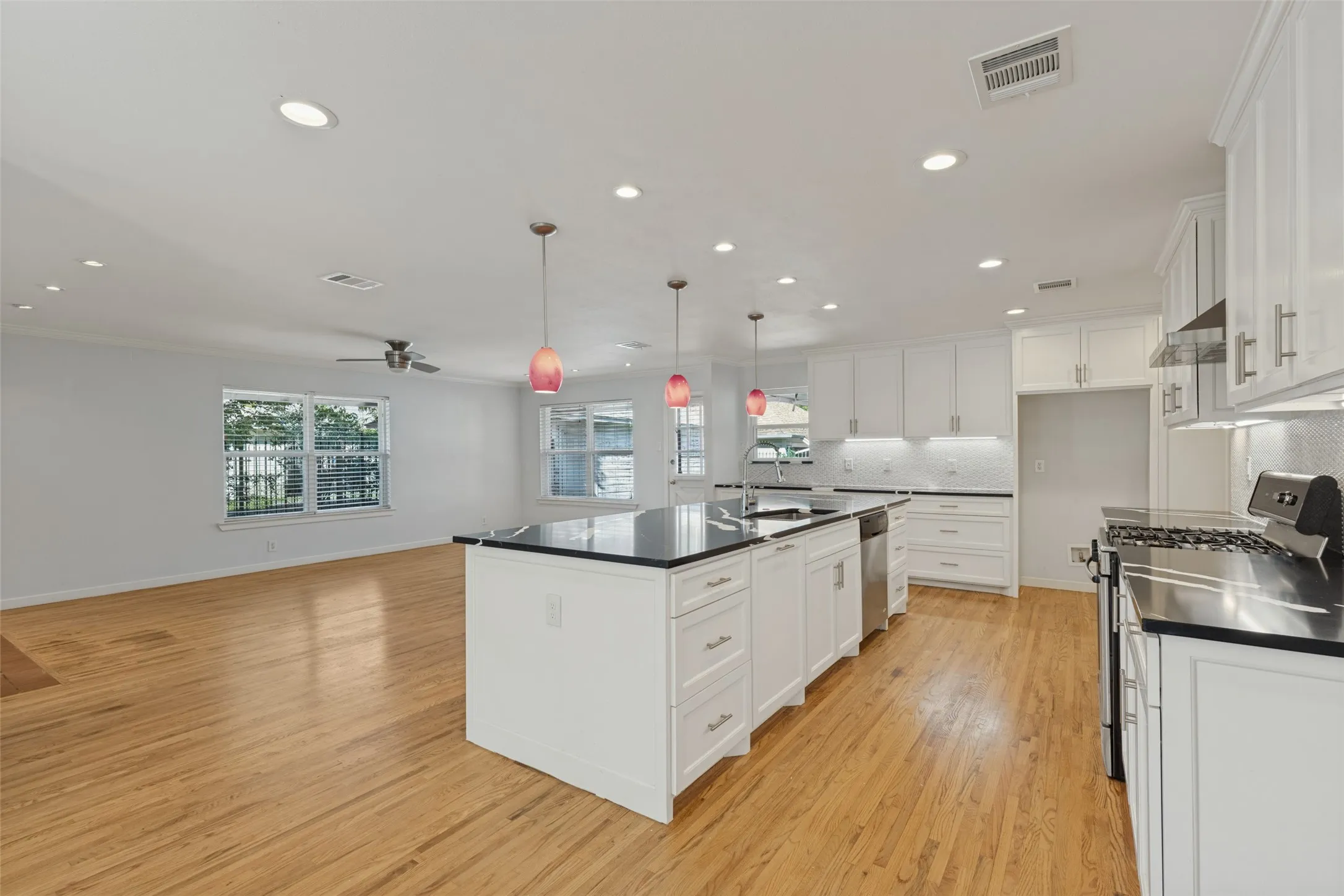 Single Family Residence For Sale in Dallas County , 541 Woolsey Drive, Dallas, Texas 75224, 4 Bedroom, 3 Bathroom, 1 Garage spaces, 2,686 Sqft, built in 1953, mls#21419753, Real Estate Agent in Dallas, Homes For Sale in Dallas county, Homes For Sale in Dallas, Realtor in Dallas Texas, Real Estate Brokerage Independent Realty Texas, Luminita Cordes Realtor