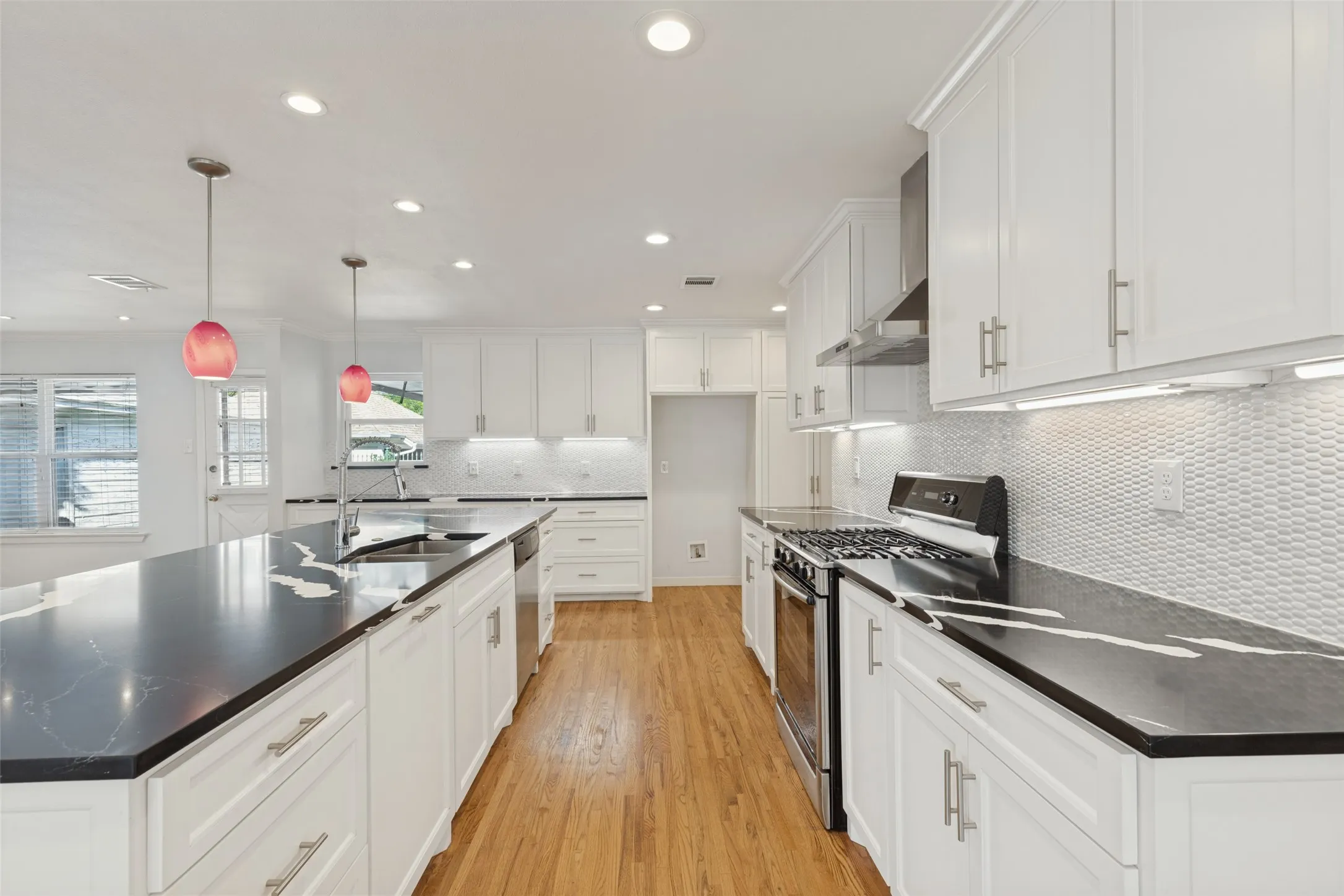 gorgeous kitchen with quartz countertop