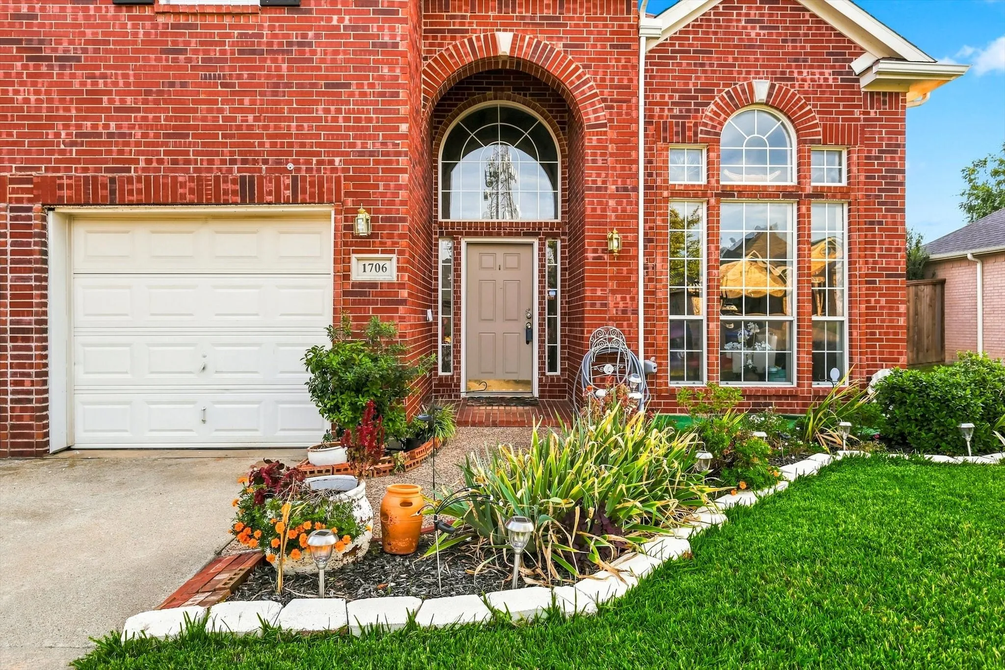 Single Family Residence For Sale in Denton County , 1706 Sunflower Drive, Corinth, Texas 76210, 4 Bedroom, 3 Bathroom, 2 Garage spaces, 2,659 Sqft, built in 2000, mls#21420032, Real Estate Agent in Corinth, Homes For Sale in Denton county, Homes For Sale in Corinth, Realtor in Corinth Texas, Real Estate Brokerage Independent Realty Texas, Luminita Cordes Realtor