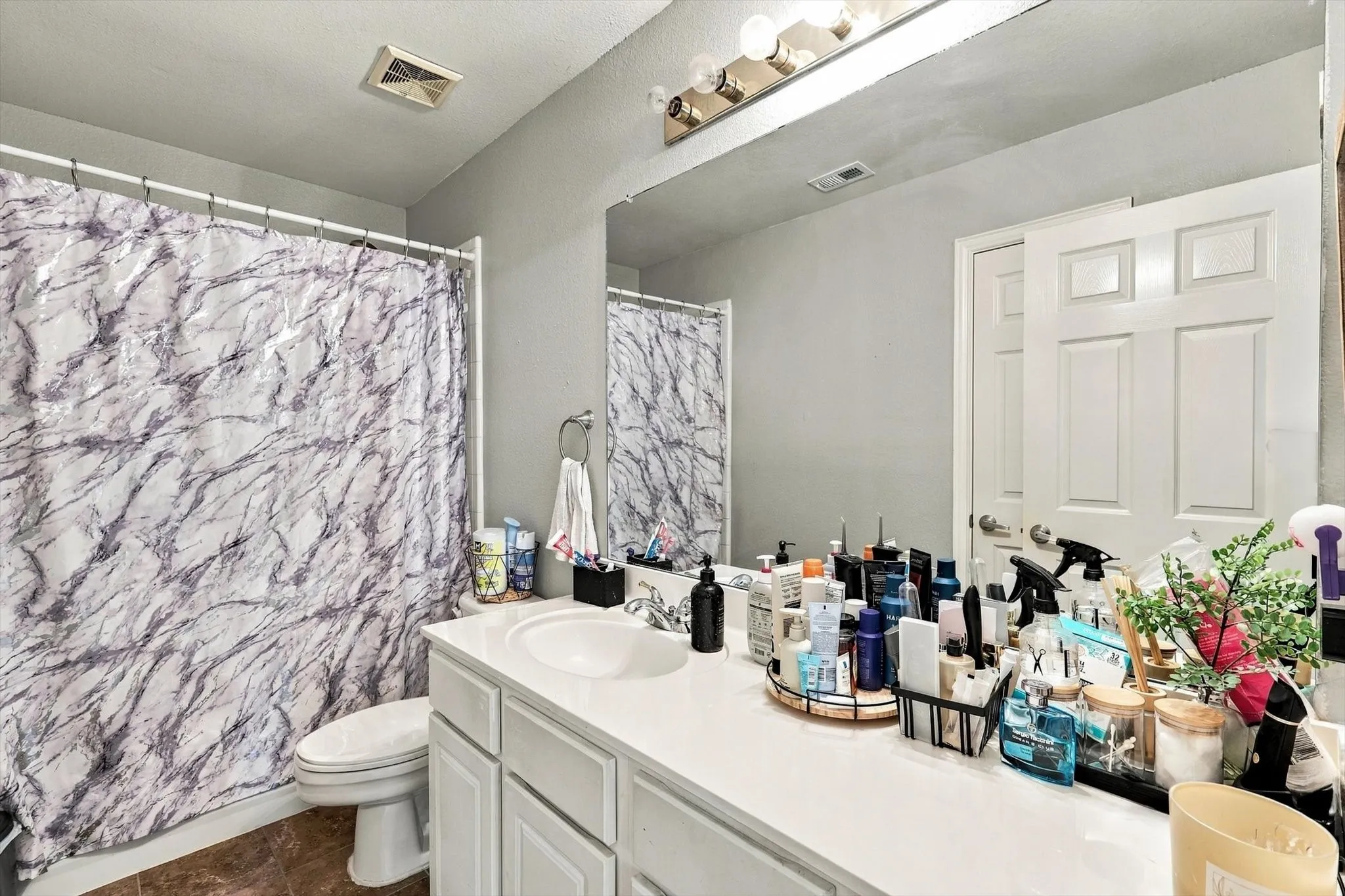 Single Family Residence For Sale in Denton County , 1706 Sunflower Drive, Corinth, Texas 76210, 4 Bedroom, 3 Bathroom, 2 Garage spaces, 2,659 Sqft, built in 2000, mls#21420032, Real Estate Agent in Corinth, Homes For Sale in Denton county, Homes For Sale in Corinth, Realtor in Corinth Texas, Real Estate Brokerage Independent Realty Texas, Luminita Cordes Realtor