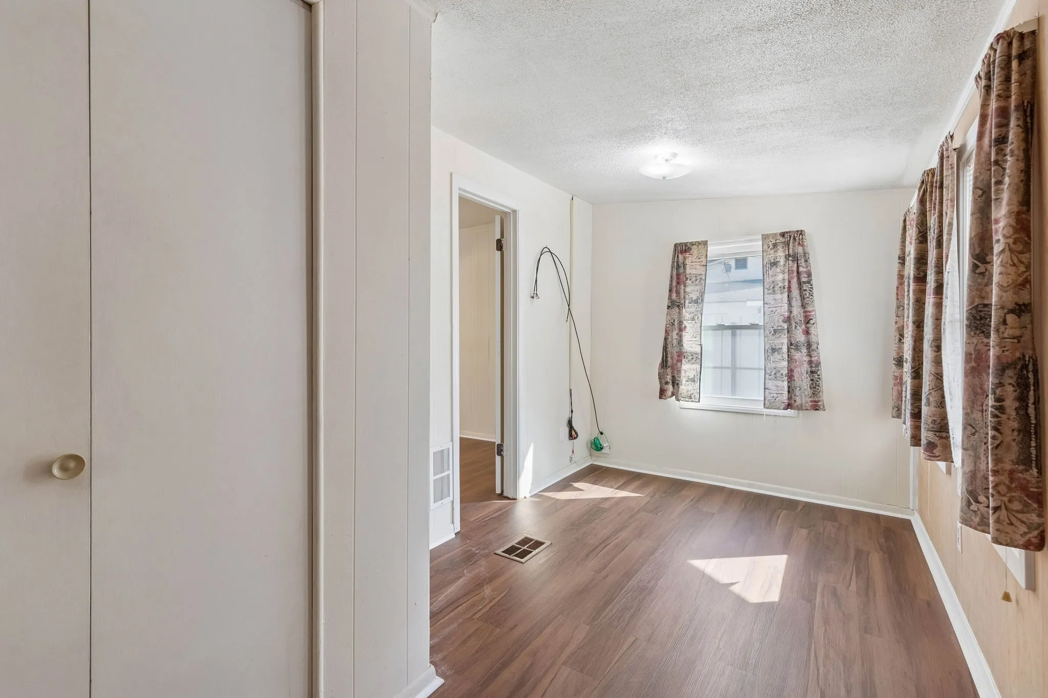 Single Family Residence For Sale in Tarrant County , 3920 Hollis Street, Haltom City, Texas 76111, 2 Bedroom, 1 Bathroom, 2 Garage spaces, 1,078 Sqft, built in 1949, mls#21418323, Real Estate Agent in Haltom City, Homes For Sale in Tarrant county, Homes For Sale in Haltom City, Realtor in Haltom City Texas, Real Estate Brokerage Independent Realty Texas, Luminita Cordes Realtor
