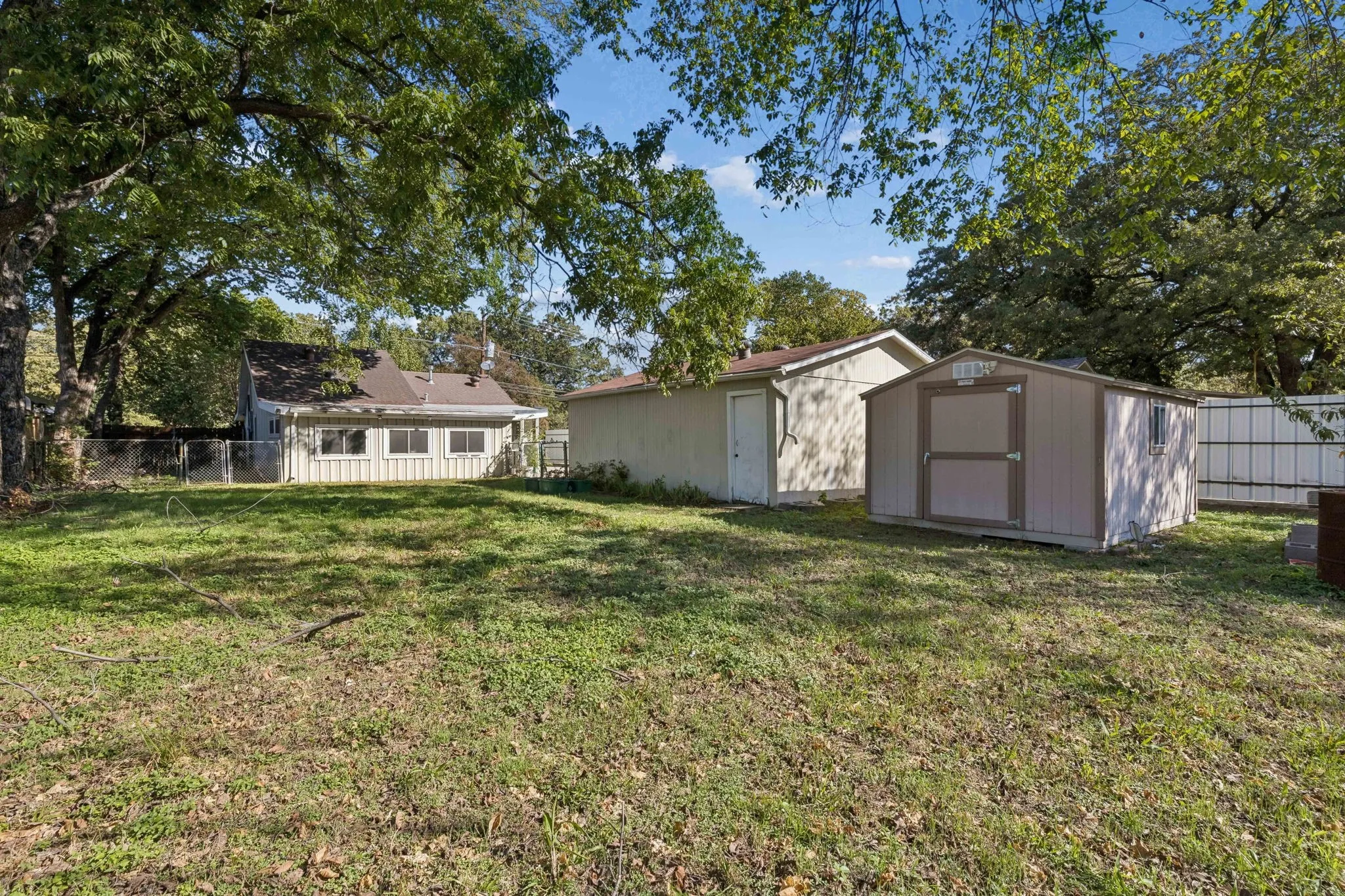 Single Family Residence For Sale in Tarrant County , 3920 Hollis Street, Haltom City, Texas 76111, 2 Bedroom, 1 Bathroom, 2 Garage spaces, 1,078 Sqft, built in 1949, mls#21418323, Real Estate Agent in Haltom City, Homes For Sale in Tarrant county, Homes For Sale in Haltom City, Realtor in Haltom City Texas, Real Estate Brokerage Independent Realty Texas, Luminita Cordes Realtor