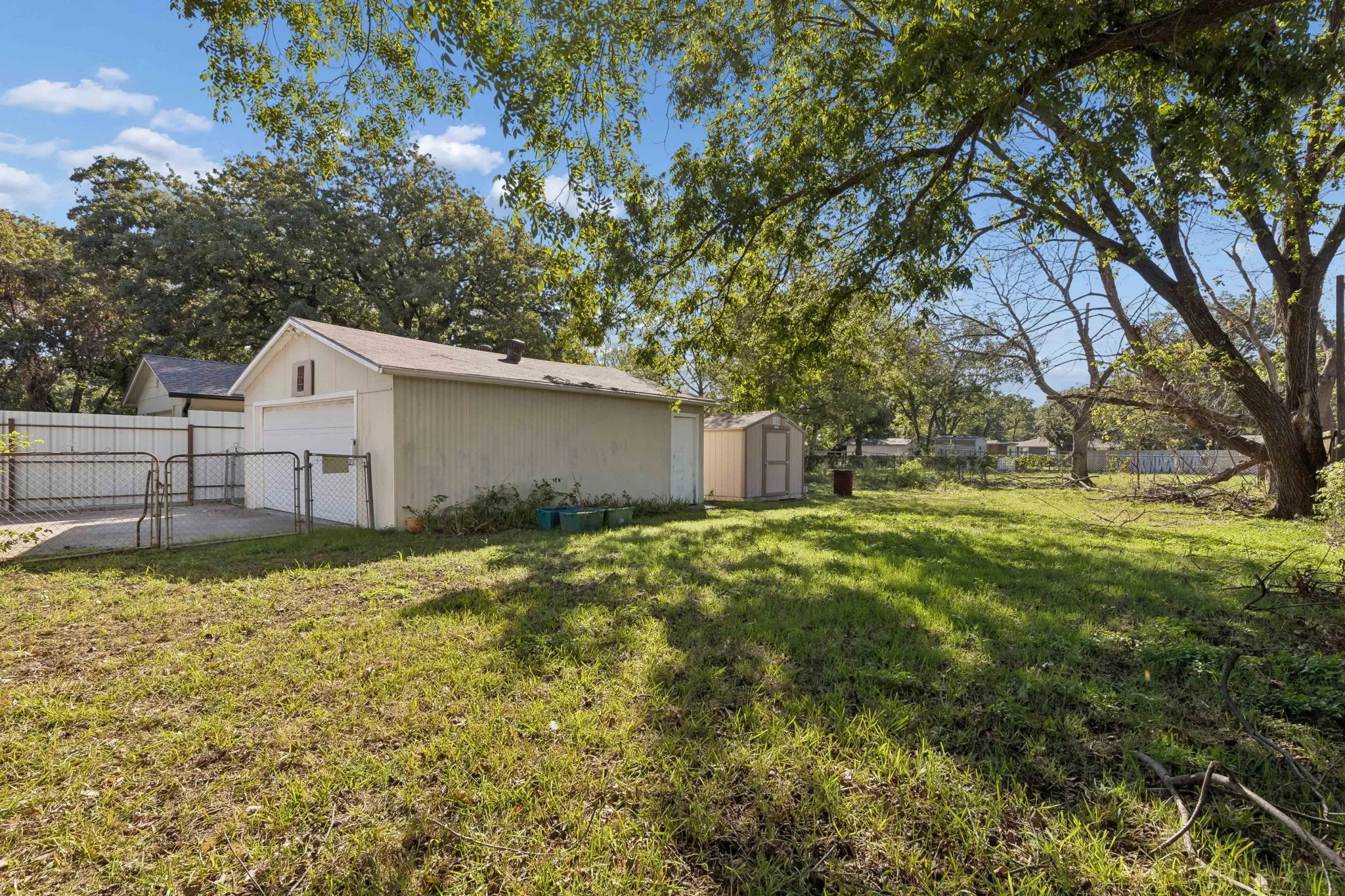 Single Family Residence For Sale in Tarrant County , 3920 Hollis Street, Haltom City, Texas 76111, 2 Bedroom, 1 Bathroom, 2 Garage spaces, 1,078 Sqft, built in 1949, mls#21418323, Real Estate Agent in Haltom City, Homes For Sale in Tarrant county, Homes For Sale in Haltom City, Realtor in Haltom City Texas, Real Estate Brokerage Independent Realty Texas, Luminita Cordes Realtor