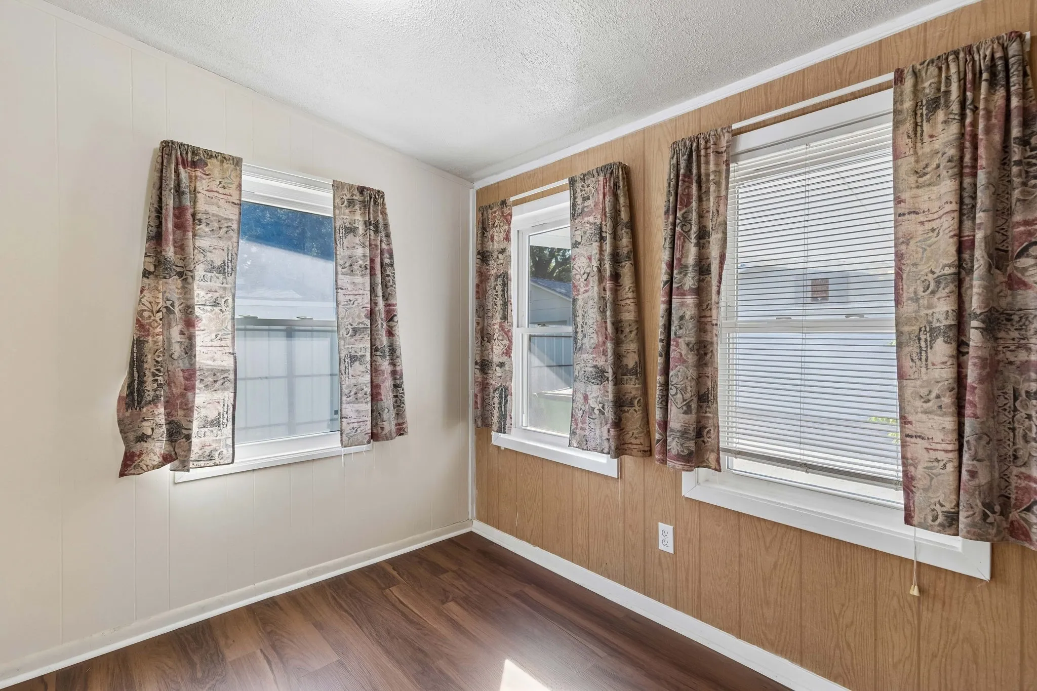 Single Family Residence For Sale in Tarrant County , 3920 Hollis Street, Haltom City, Texas 76111, 2 Bedroom, 1 Bathroom, 2 Garage spaces, 1,078 Sqft, built in 1949, mls#21418323, Real Estate Agent in Haltom City, Homes For Sale in Tarrant county, Homes For Sale in Haltom City, Realtor in Haltom City Texas, Real Estate Brokerage Independent Realty Texas, Luminita Cordes Realtor
