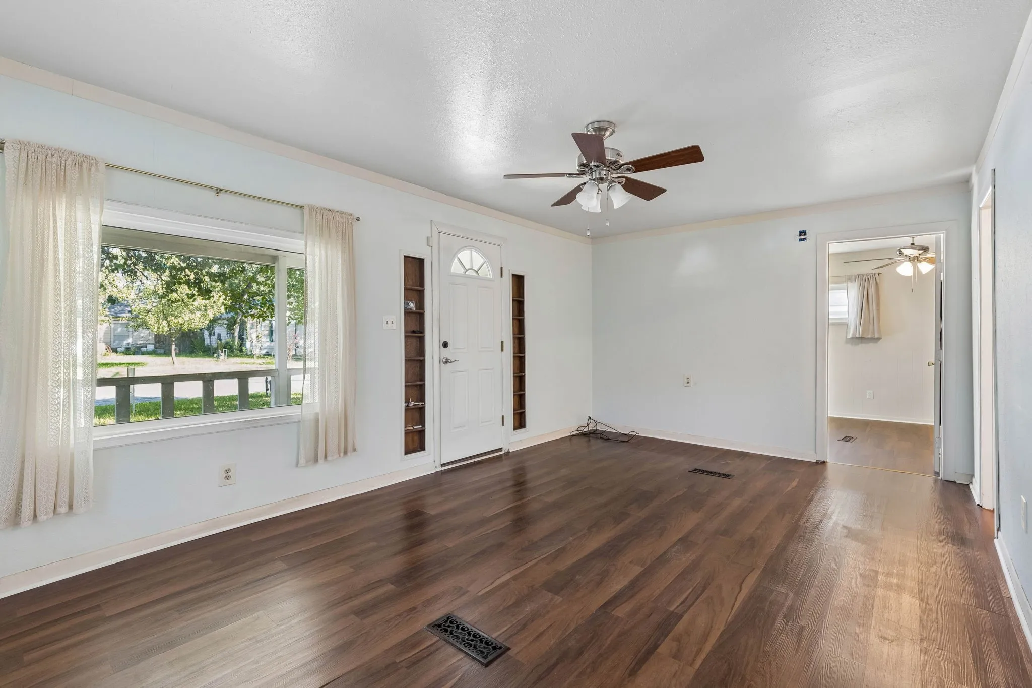 Single Family Residence For Sale in Tarrant County , 3920 Hollis Street, Haltom City, Texas 76111, 2 Bedroom, 1 Bathroom, 2 Garage spaces, 1,078 Sqft, built in 1949, mls#21418323, Real Estate Agent in Haltom City, Homes For Sale in Tarrant county, Homes For Sale in Haltom City, Realtor in Haltom City Texas, Real Estate Brokerage Independent Realty Texas, Luminita Cordes Realtor