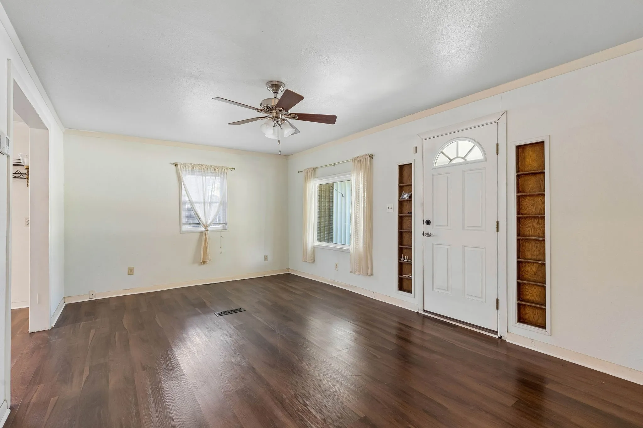 Single Family Residence For Sale in Tarrant County , 3920 Hollis Street, Haltom City, Texas 76111, 2 Bedroom, 1 Bathroom, 2 Garage spaces, 1,078 Sqft, built in 1949, mls#21418323, Real Estate Agent in Haltom City, Homes For Sale in Tarrant county, Homes For Sale in Haltom City, Realtor in Haltom City Texas, Real Estate Brokerage Independent Realty Texas, Luminita Cordes Realtor