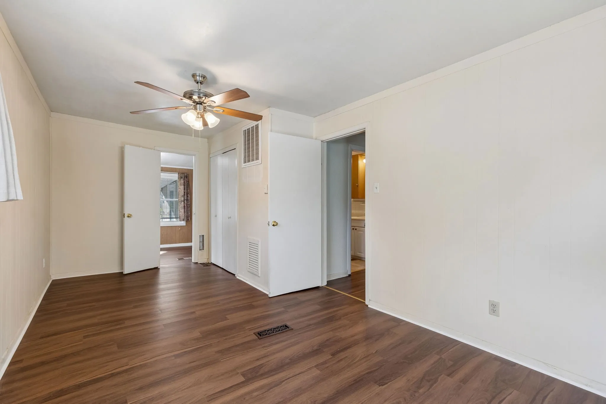 Single Family Residence For Sale in Tarrant County , 3920 Hollis Street, Haltom City, Texas 76111, 2 Bedroom, 1 Bathroom, 2 Garage spaces, 1,078 Sqft, built in 1949, mls#21418323, Real Estate Agent in Haltom City, Homes For Sale in Tarrant county, Homes For Sale in Haltom City, Realtor in Haltom City Texas, Real Estate Brokerage Independent Realty Texas, Luminita Cordes Realtor