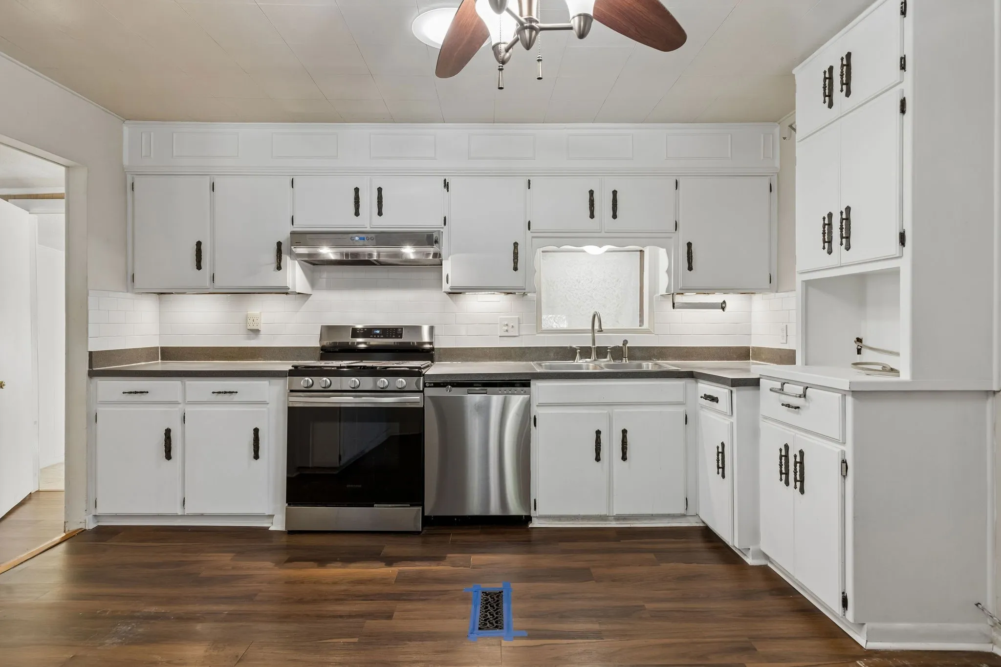 Single Family Residence For Sale in Tarrant County , 3920 Hollis Street, Haltom City, Texas 76111, 2 Bedroom, 1 Bathroom, 2 Garage spaces, 1,078 Sqft, built in 1949, mls#21418323, Real Estate Agent in Haltom City, Homes For Sale in Tarrant county, Homes For Sale in Haltom City, Realtor in Haltom City Texas, Real Estate Brokerage Independent Realty Texas, Luminita Cordes Realtor