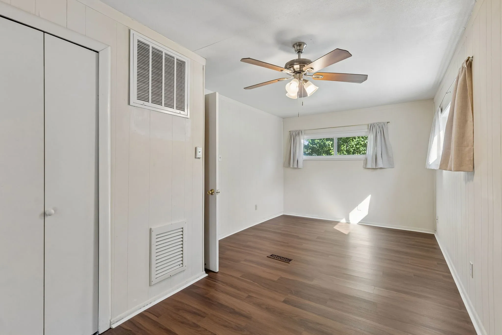 Single Family Residence For Sale in Tarrant County , 3920 Hollis Street, Haltom City, Texas 76111, 2 Bedroom, 1 Bathroom, 2 Garage spaces, 1,078 Sqft, built in 1949, mls#21418323, Real Estate Agent in Haltom City, Homes For Sale in Tarrant county, Homes For Sale in Haltom City, Realtor in Haltom City Texas, Real Estate Brokerage Independent Realty Texas, Luminita Cordes Realtor