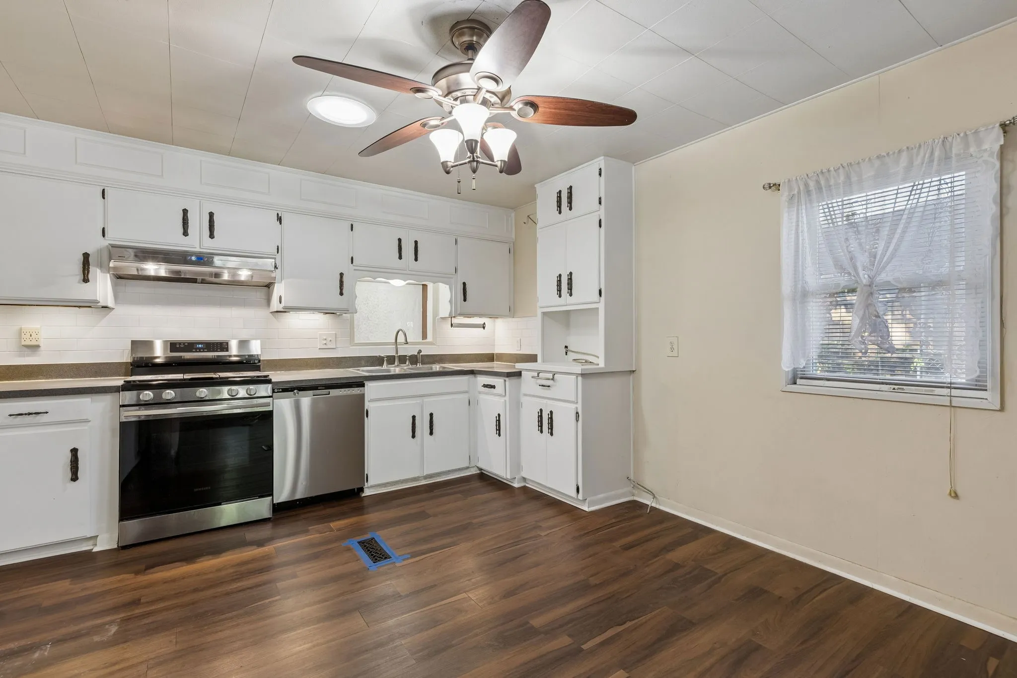Single Family Residence For Sale in Tarrant County , 3920 Hollis Street, Haltom City, Texas 76111, 2 Bedroom, 1 Bathroom, 2 Garage spaces, 1,078 Sqft, built in 1949, mls#21418323, Real Estate Agent in Haltom City, Homes For Sale in Tarrant county, Homes For Sale in Haltom City, Realtor in Haltom City Texas, Real Estate Brokerage Independent Realty Texas, Luminita Cordes Realtor