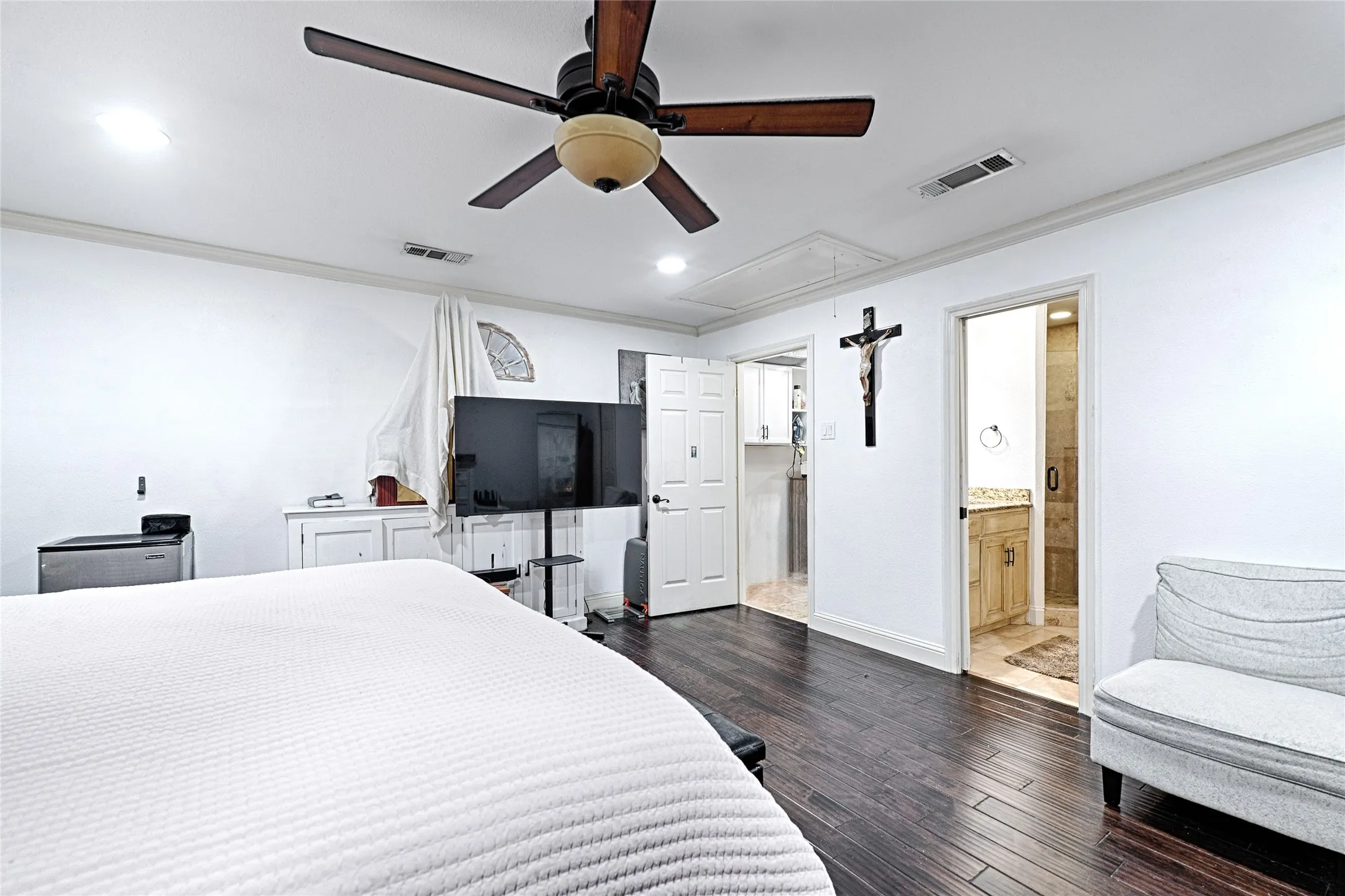 Generous floor space, dark wood-look flooring