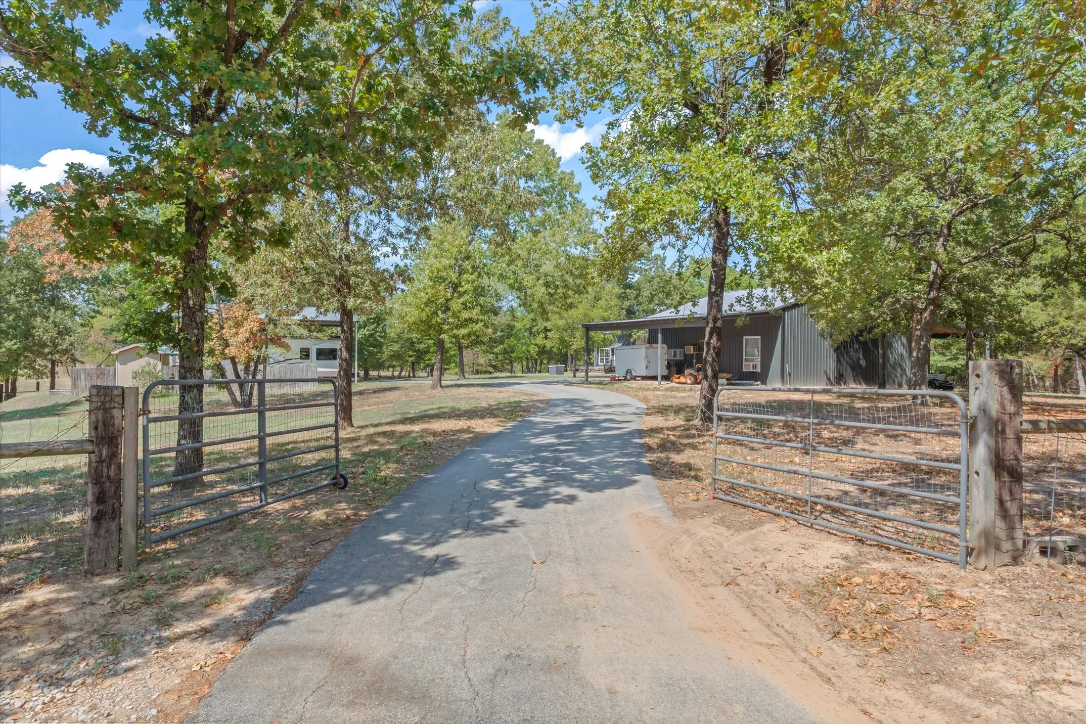 Farm For Sale in Van Zandt County , 1701 Vz County Road 3211, Wills Point, Texas 75169, 3 Bedroom, 3 Bathroom, Garage spaces, 1,855 Sqft, built in 1998, mls#21420074, Real Estate Agent in Wills Point, Homes For Sale in Van Zandt county, Homes For Sale in Wills Point, Realtor in Wills Point Texas, Real Estate Brokerage Independent Realty Texas, Luminita Cordes Realtor