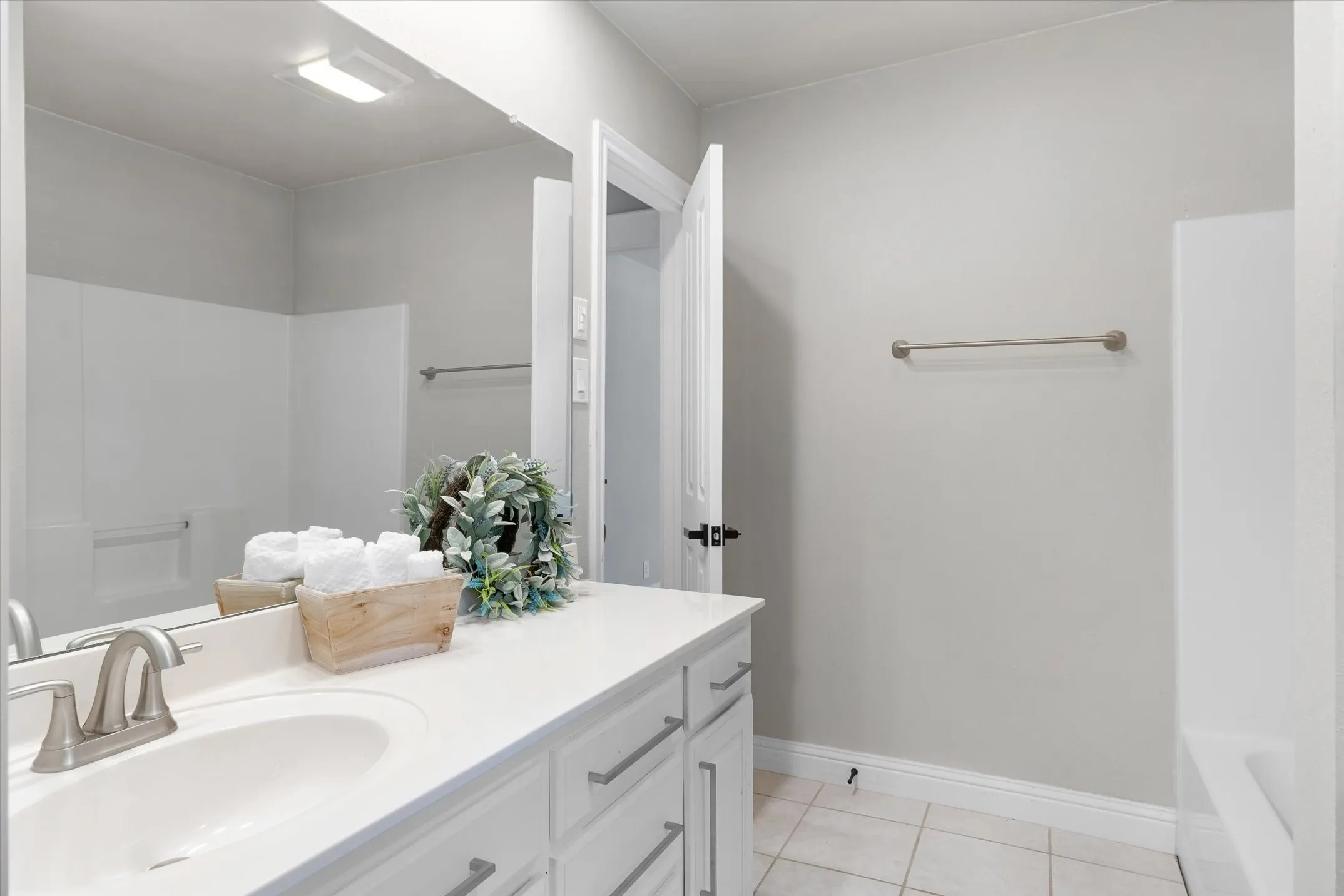 Full bath in between the two bedrooms